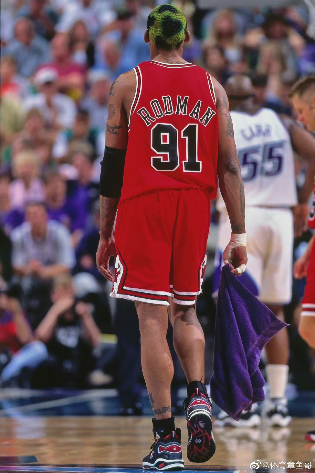 篮板警告:詹姆斯今日穿了一件罗德曼背影帽衫……__财经头条