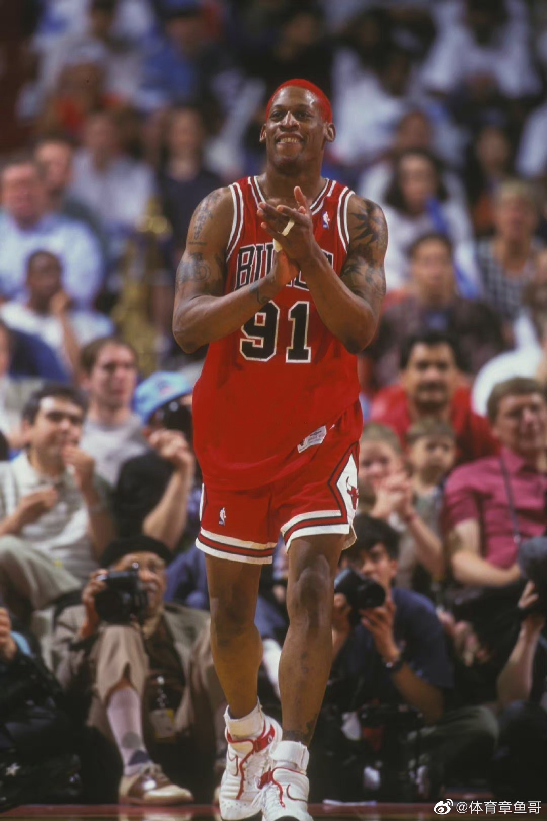 篮板警告:詹姆斯今日穿了一件罗德曼背影帽衫……__财经头条