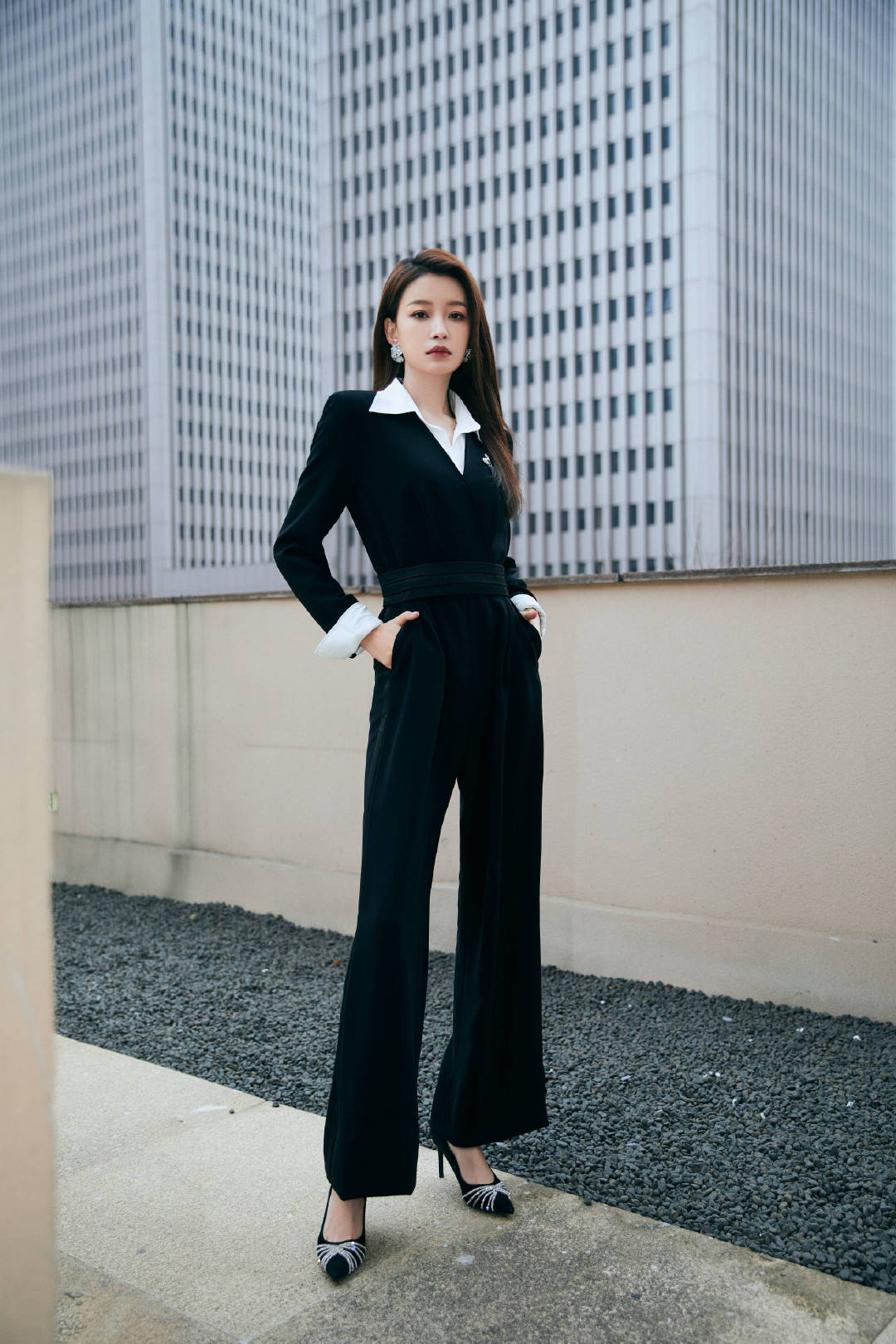 孙怡身穿黑色紧身西装搭配白色复古衬衫尽显优雅