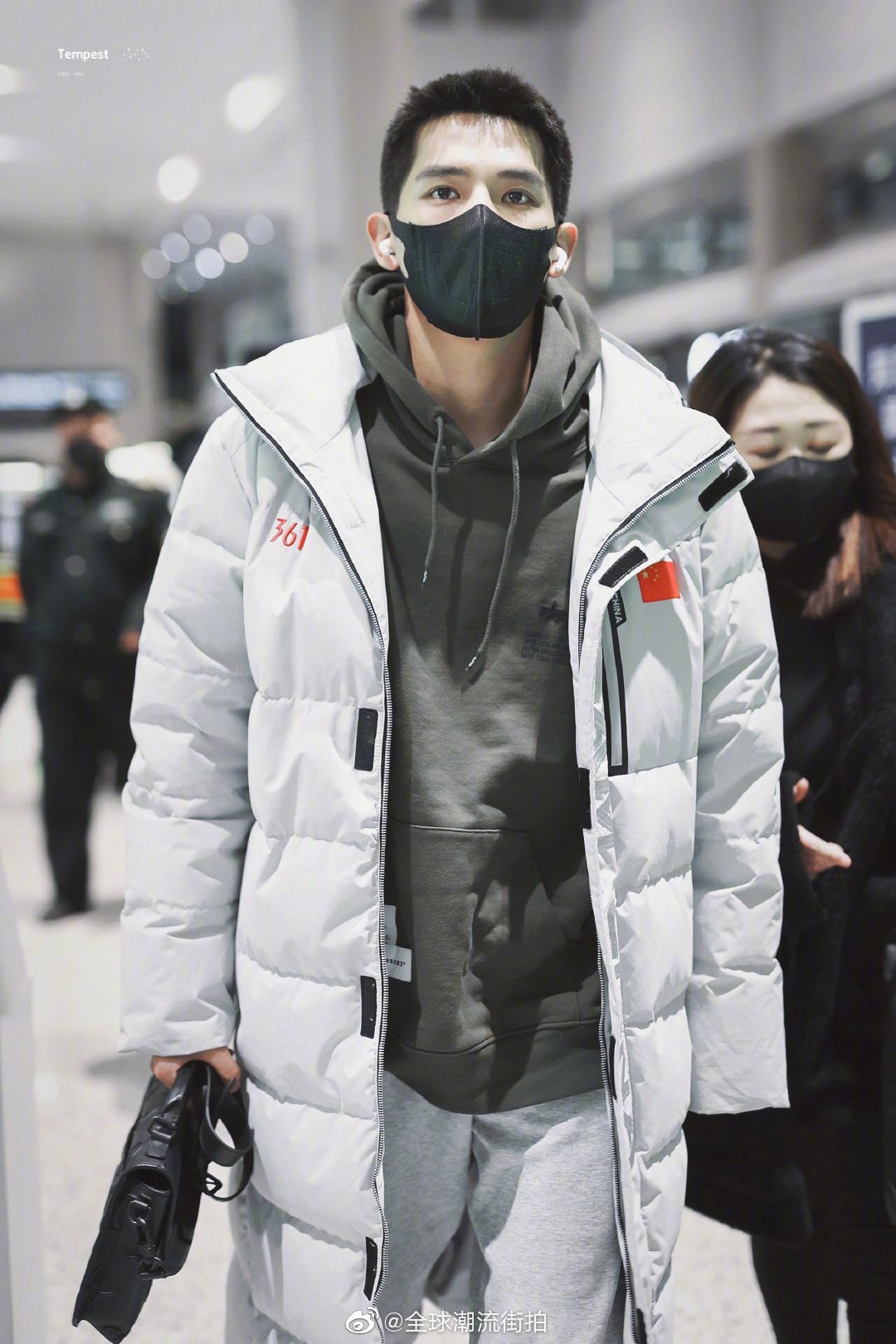 王安宇机场私服更新一则 灰色长款羽绒服搭配同色束脚裤……__财经