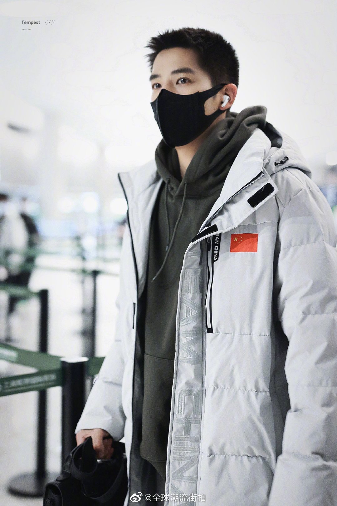 王安宇机场私服更新一则 灰色长款羽绒服搭配同色束脚裤……__财经