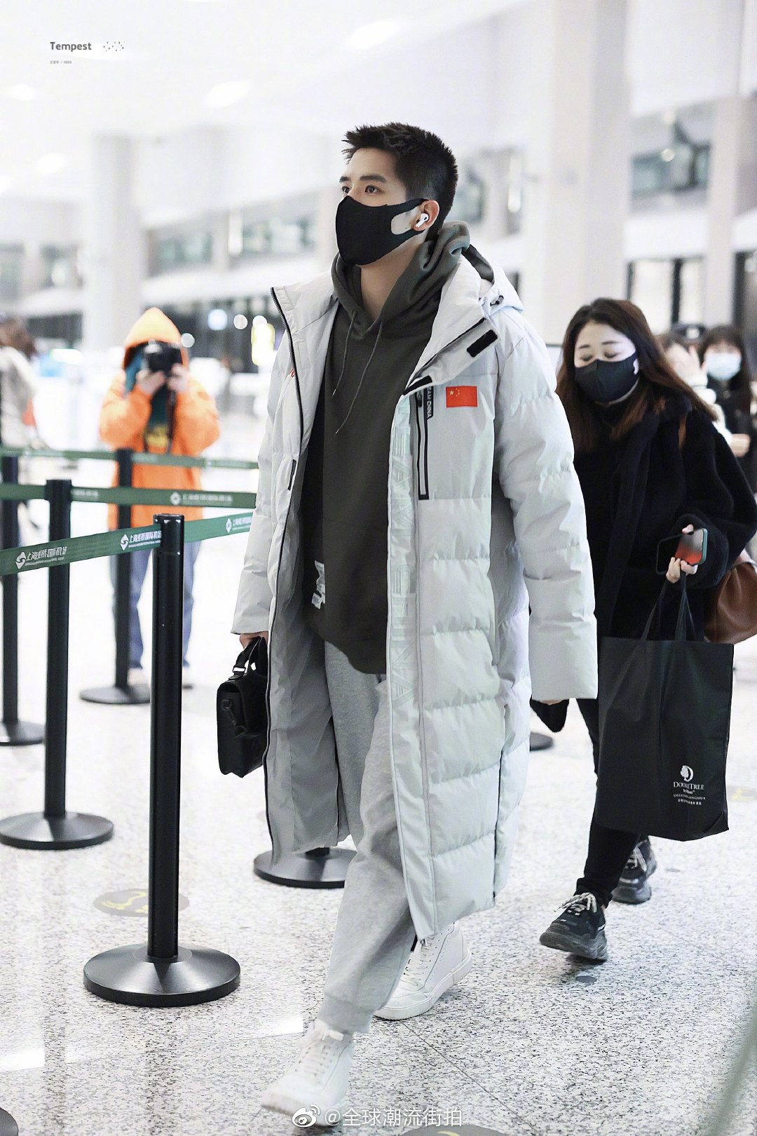 王安宇机场私服更新一则 灰色长款羽绒服搭配同色束脚裤……__财经