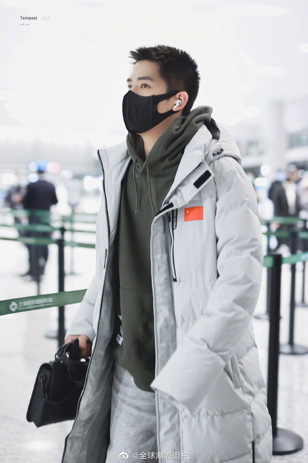 王安宇机场私服更新一则 灰色长款羽绒服搭配同色束脚裤……__财经