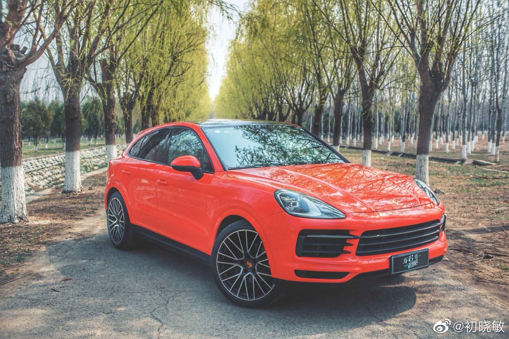 卡宴coupe,这个颜色可真好看,当然照片拍的没有实车好看,熔岩橙