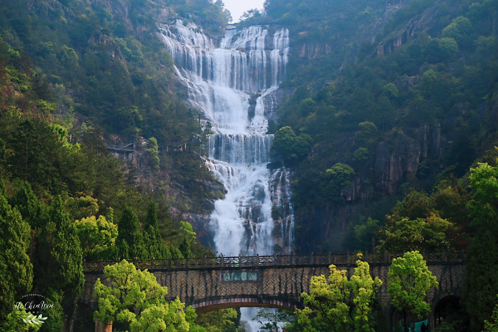 中华十大名山之一,风景秀丽,人杰地灵,还是活佛济公的故里