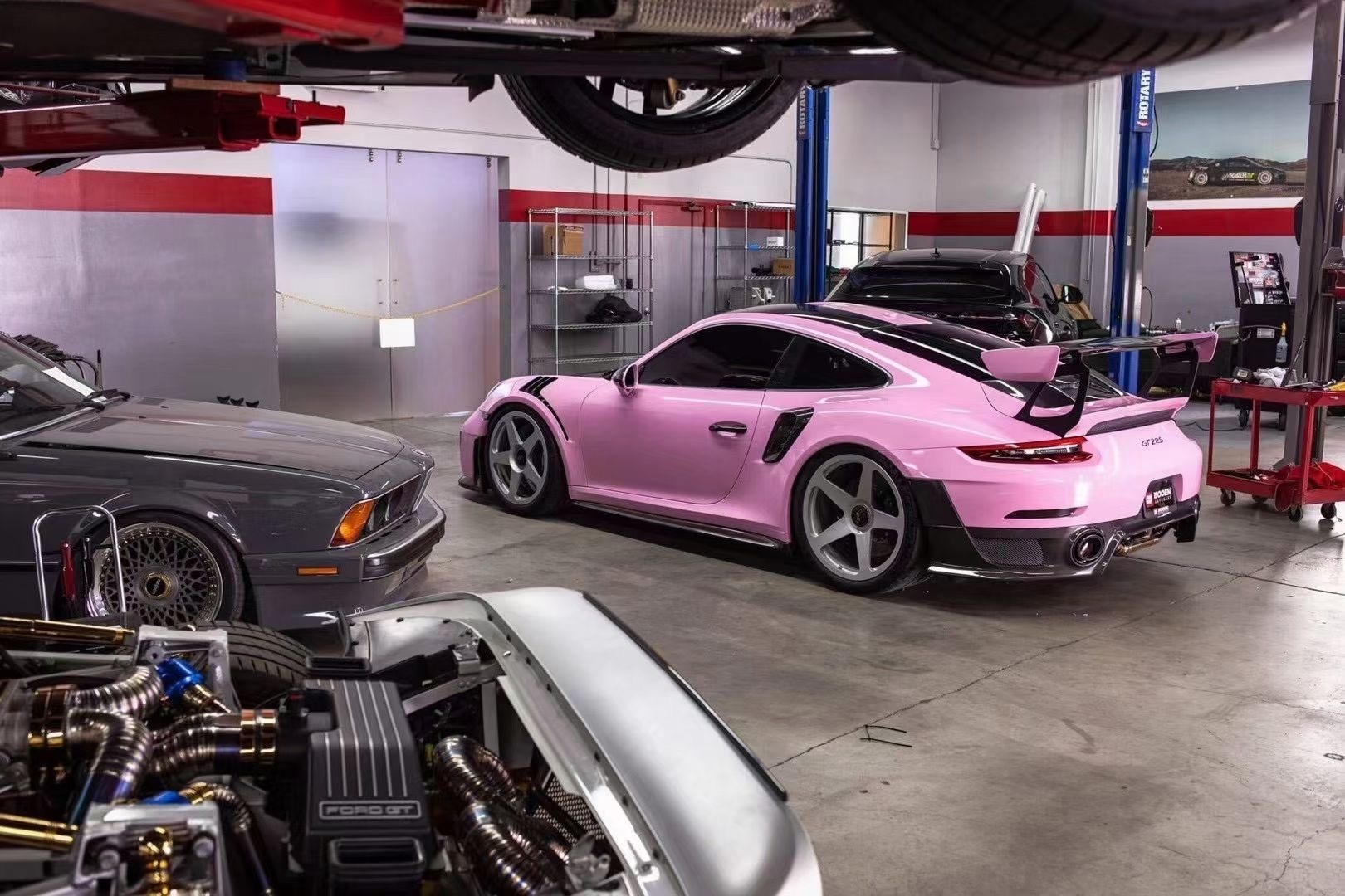 粉色系保时捷911 gt2 rs看着没有战斗欲望