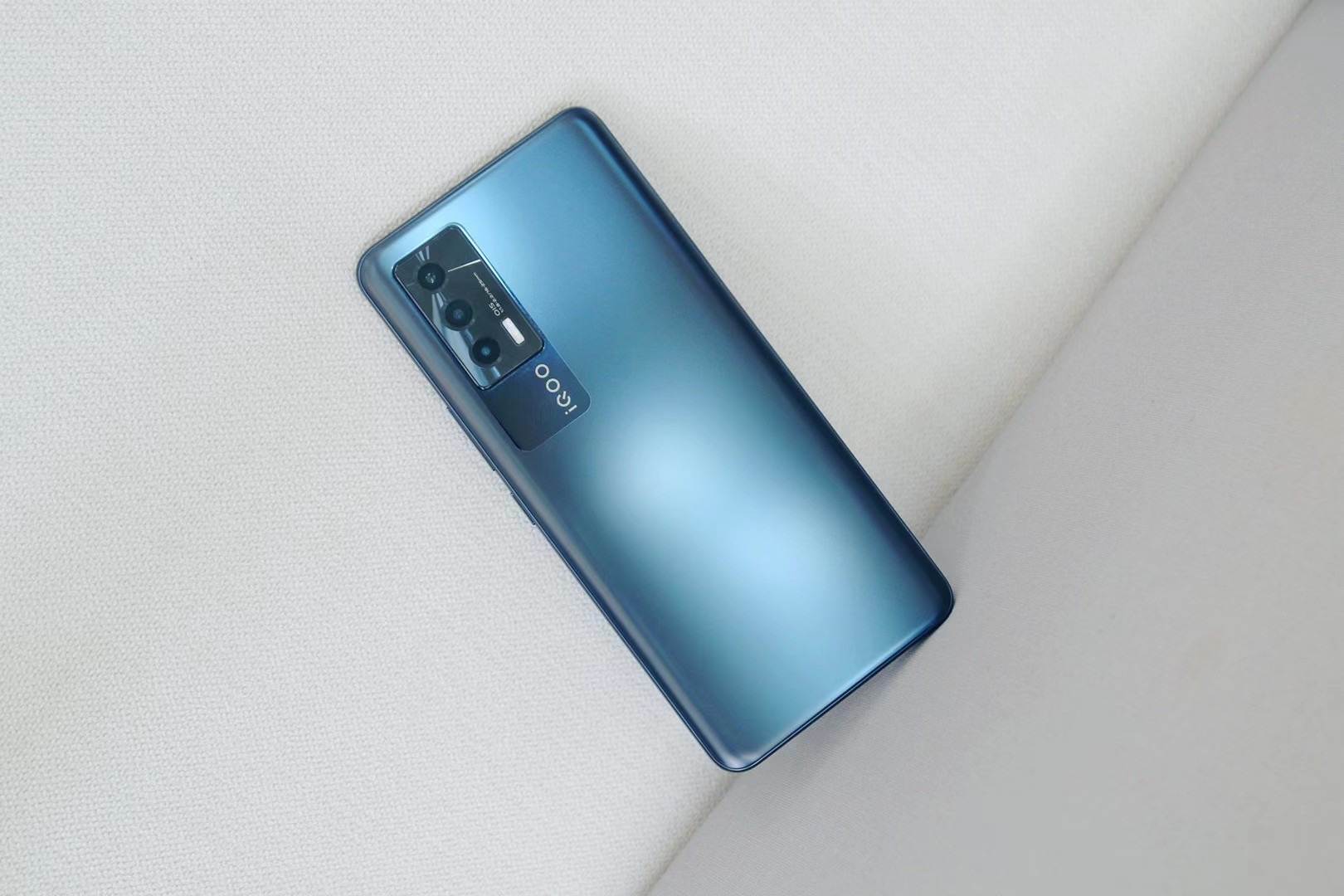 iqooneo5已正式开启预售并将在3月22日首销