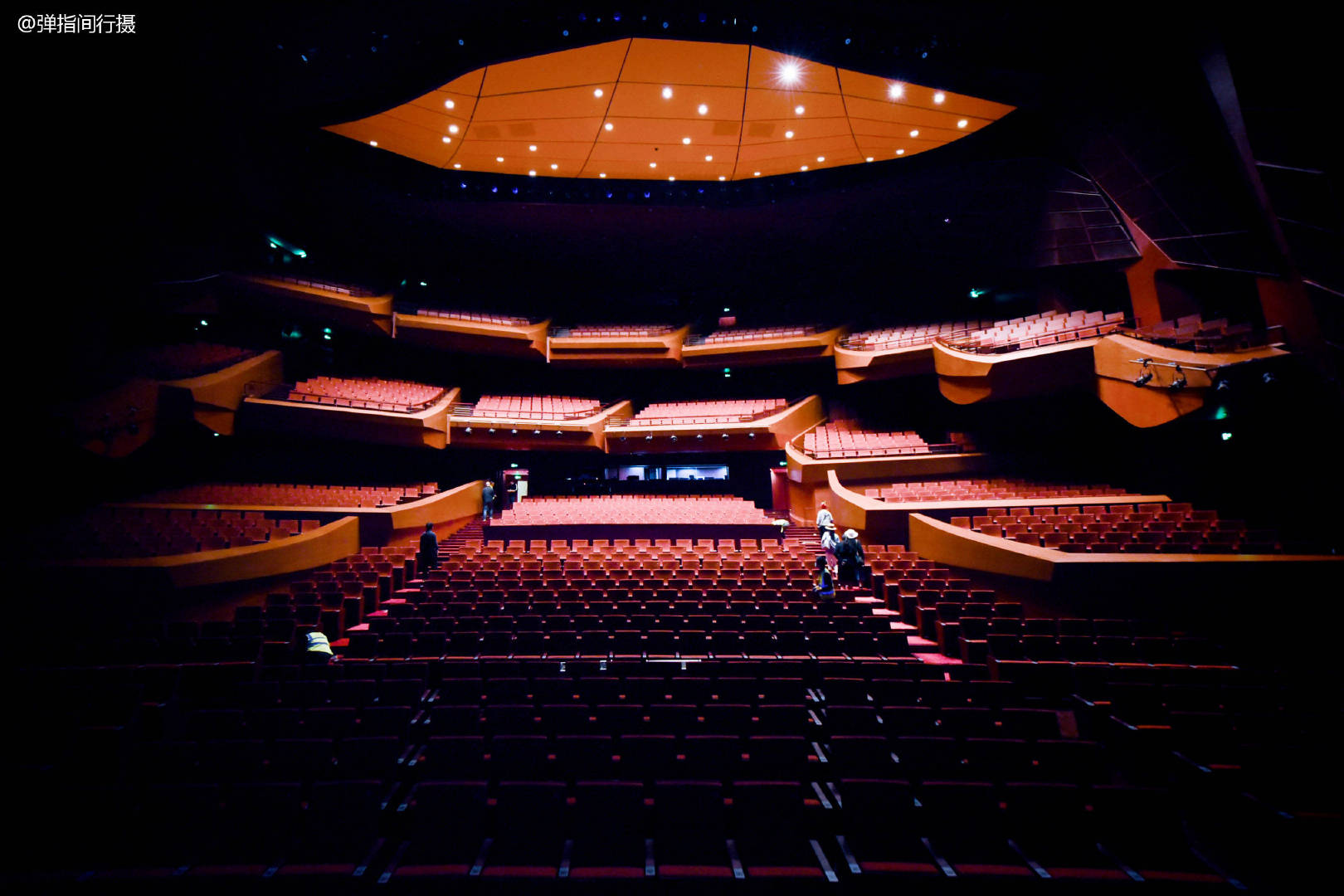 而在功能上,苏州湾大剧院同样令人惊叹,拥有一个可容纳1600人的歌剧厅