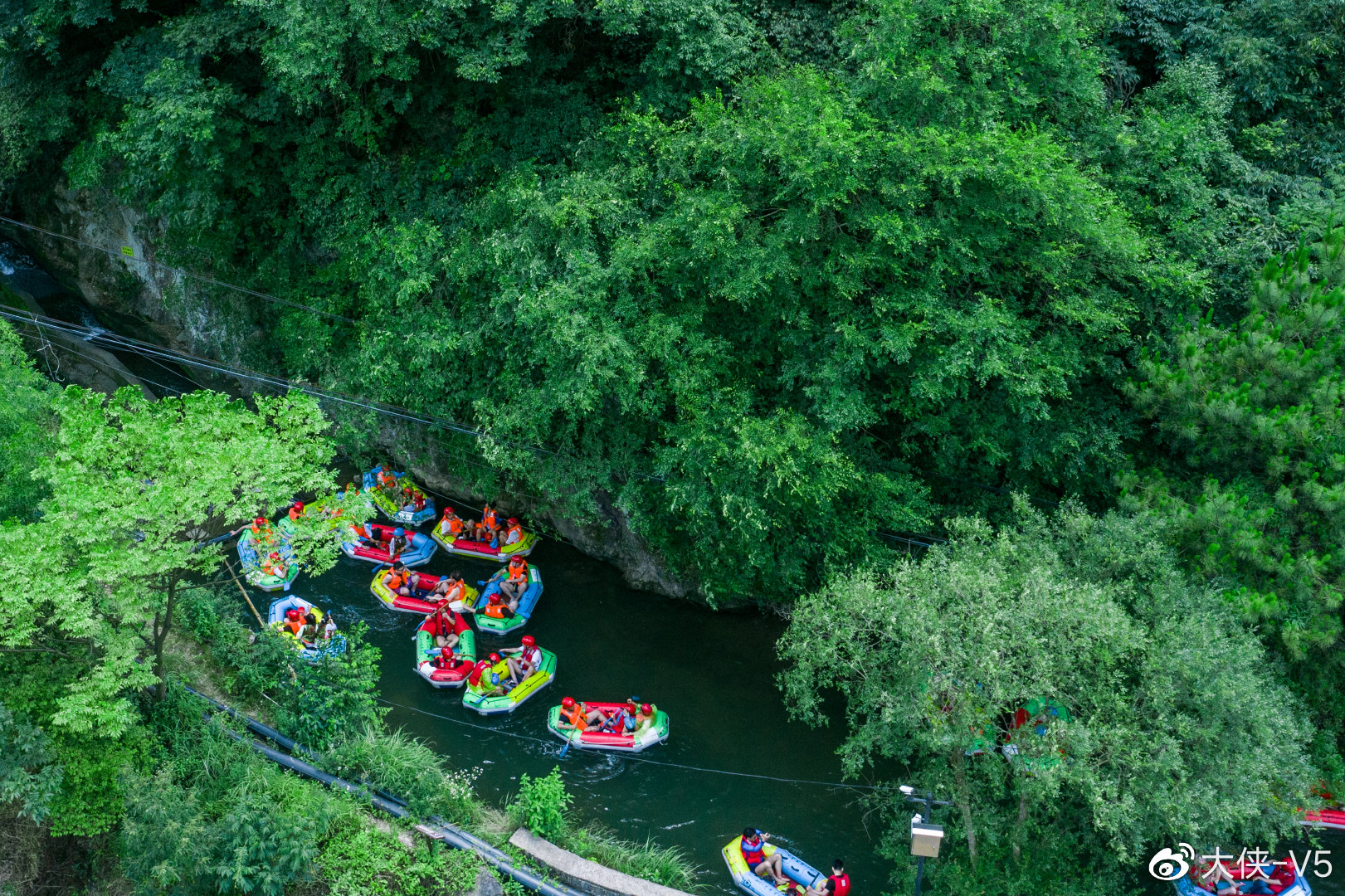 十八道湾漂流位于浙江安吉,德清,余杭交界处的被称为"百花山村,泉水