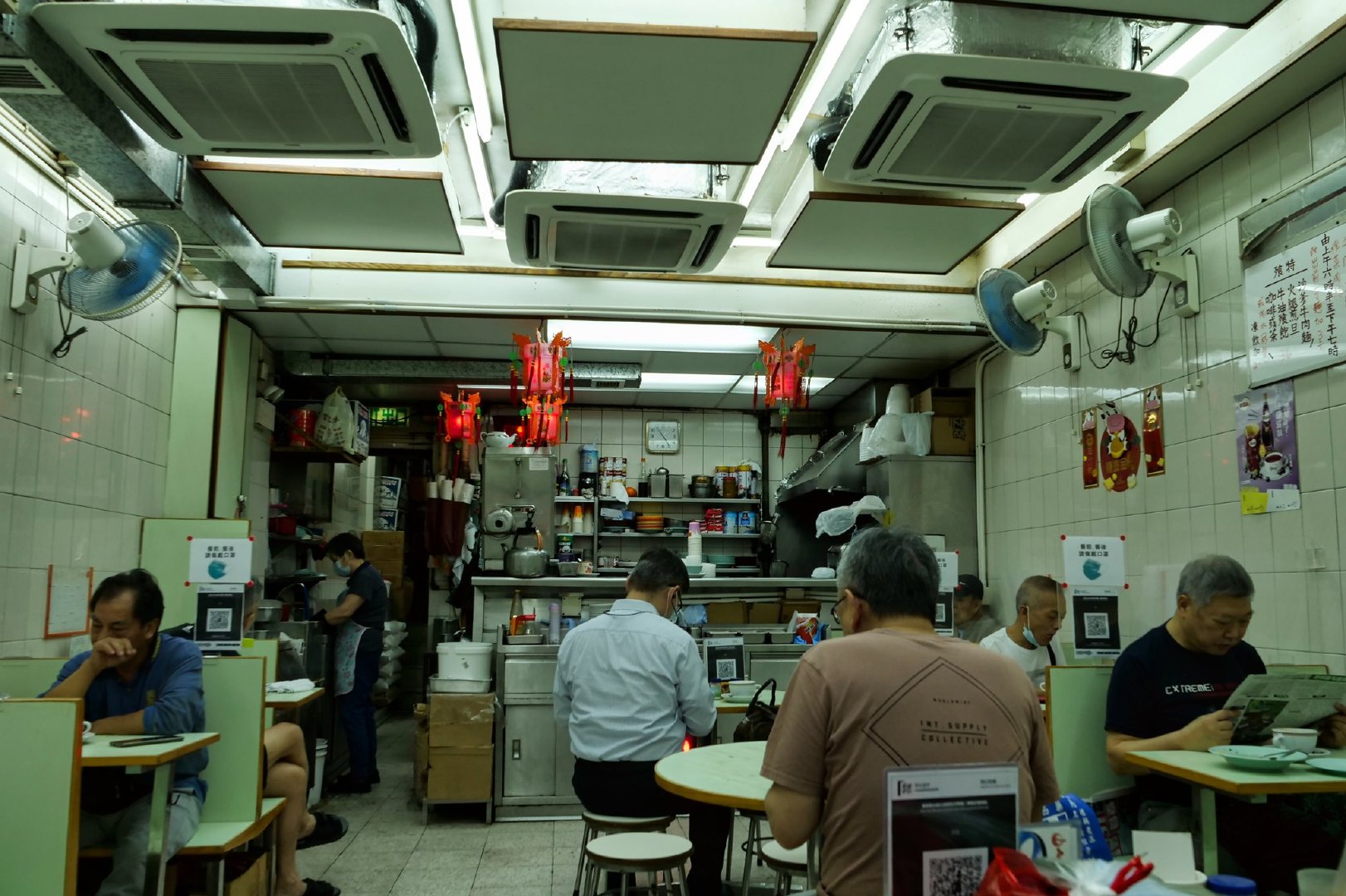 怀旧的茶餐厅,看报唠嗑的市民,五十多年的市井气息……_高清图集_新浪