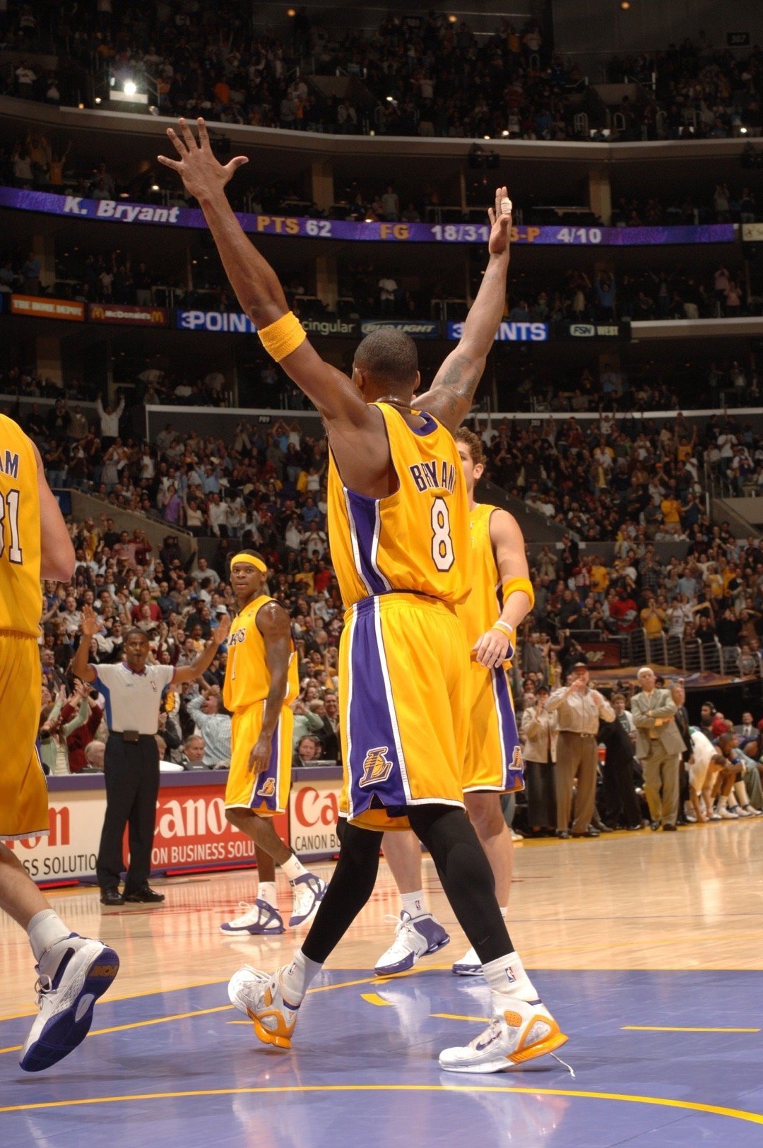 15年前的今天,科比三节爆砍62分率领湖人战胜小牛