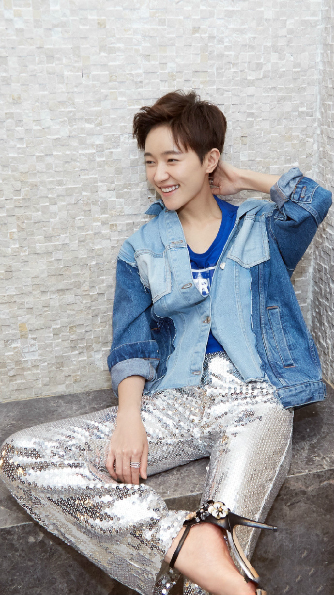 别看焦俊艳短发"叛逆",论起时髦却不含糊,"拼接风"玩得真溜