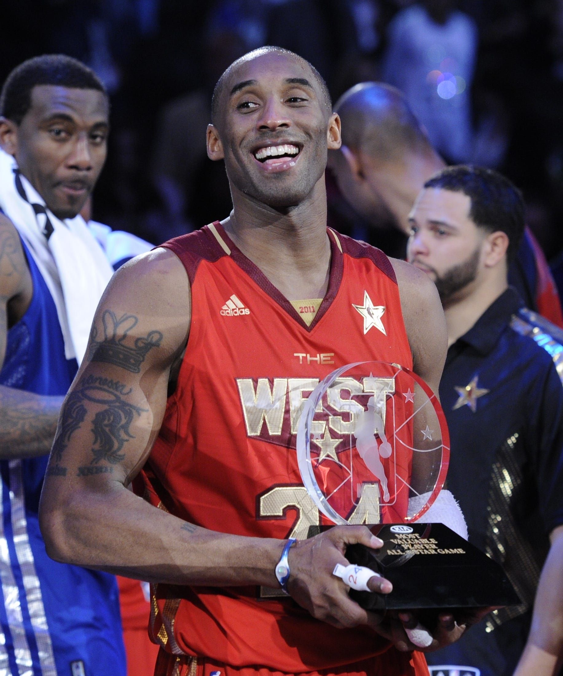 泪奔11年前今天科比4夺全明星赛mvp如今奖杯以他命名