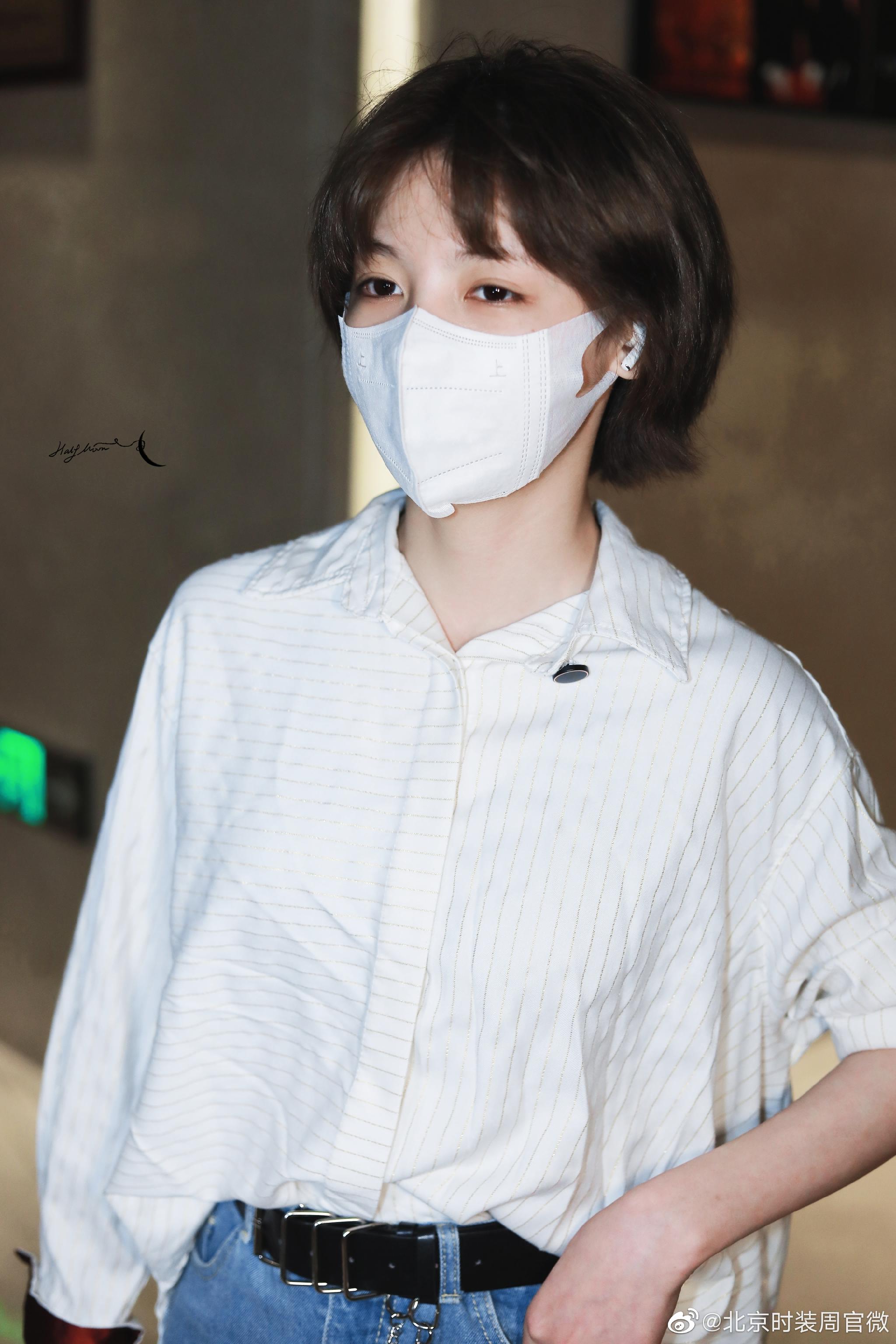 新鲜@硬糖少女303-赵粤 私服分享 竖条纹衬衫搭配宽松牛仔裤宛