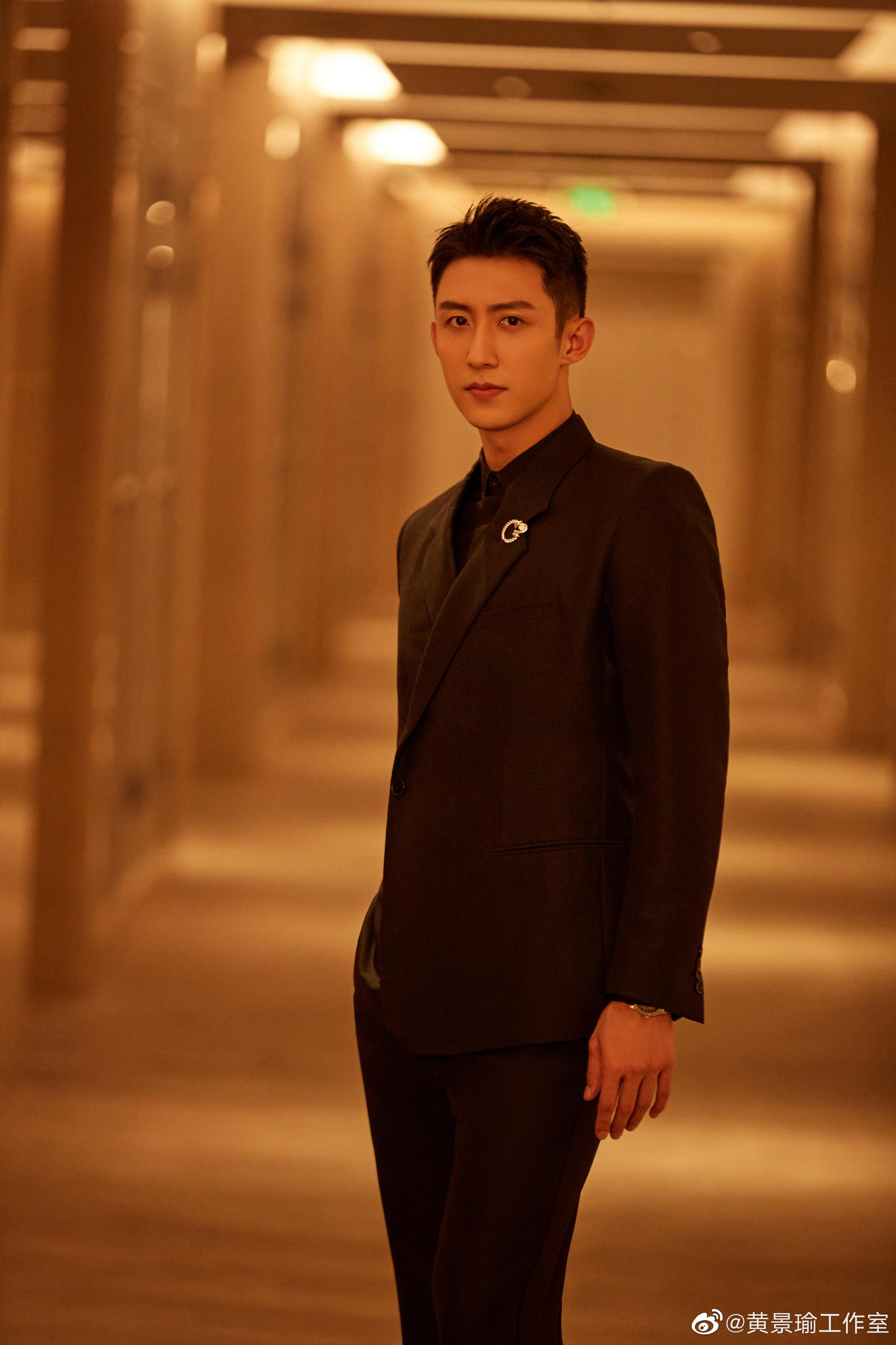 一袭极简黑色西装内敛沉稳,光芒熠熠映衬俊逸面庞……|黄景瑜_新浪
