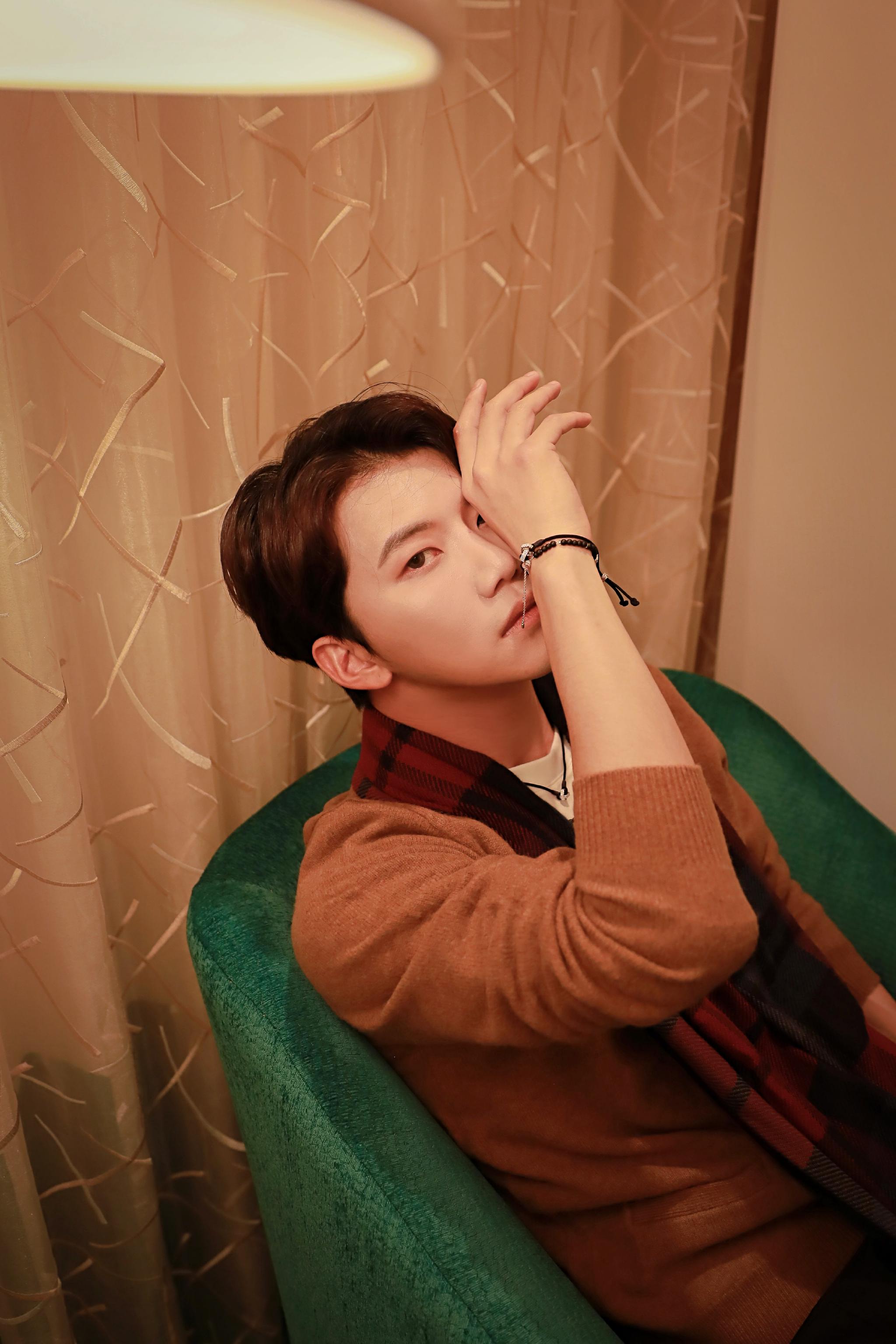 陆思恒 写真大片,在暖色调下……__财经头条