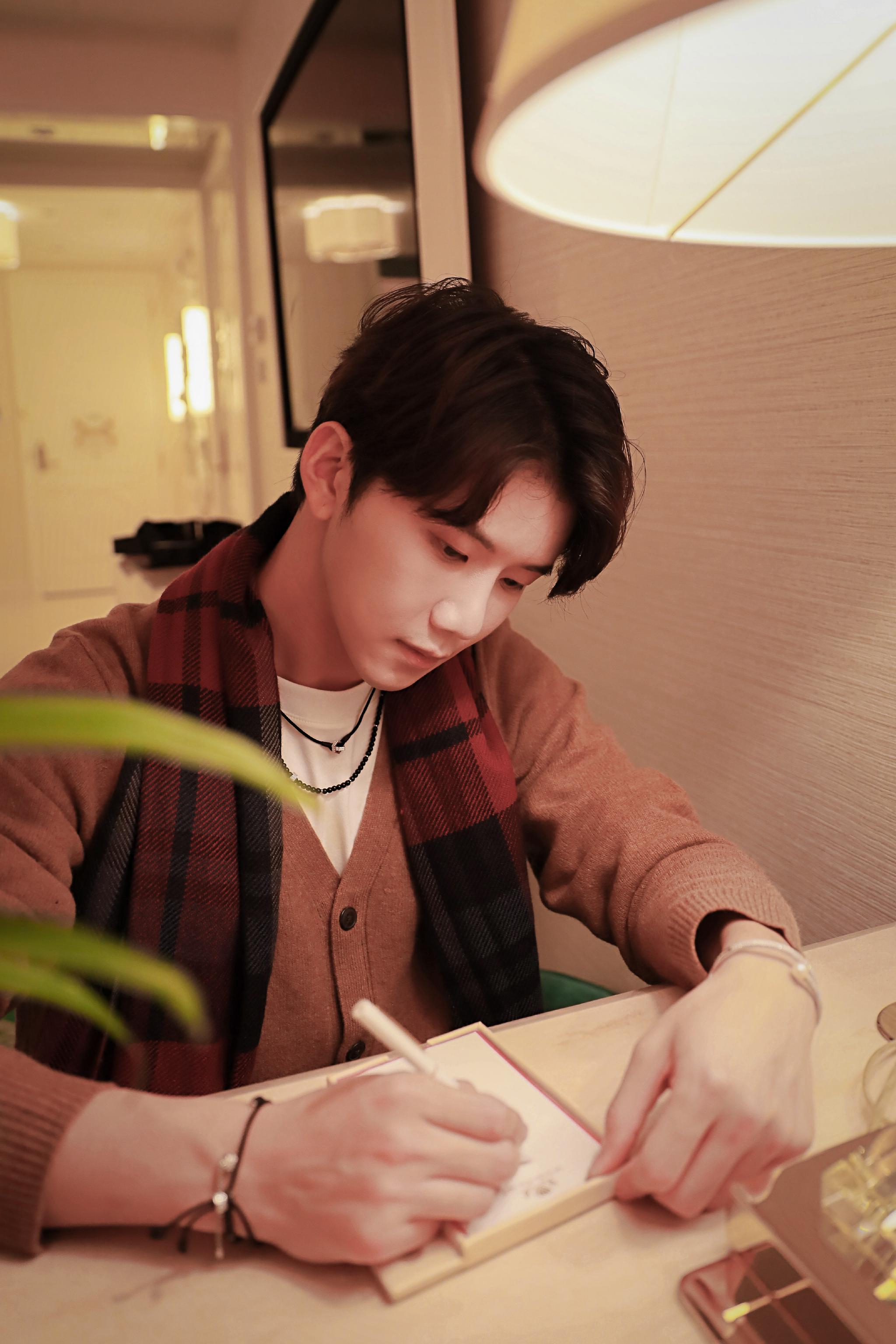 陆思恒 写真大片,在暖色调下……__财经头条