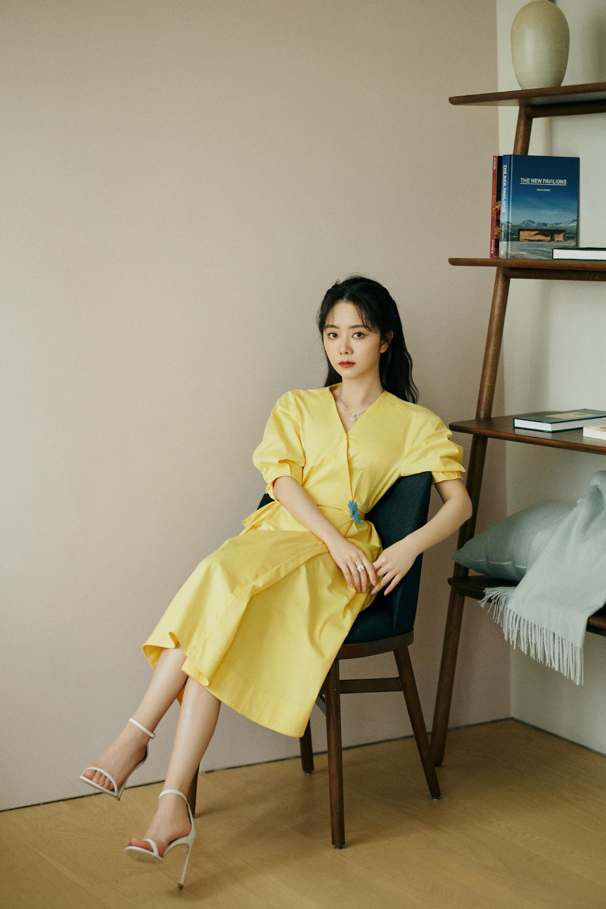 谭松韵 高跟凉鞋__财经头条