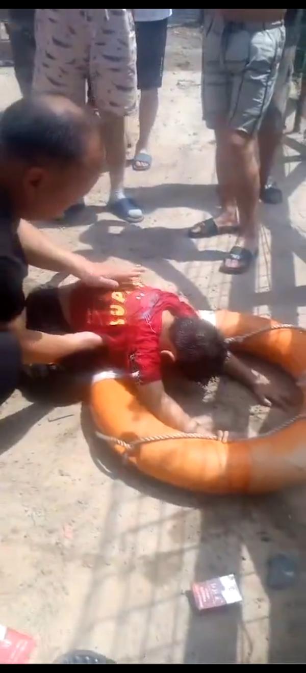 男孩落水漂浮数百米他见状跳入3米深水渠