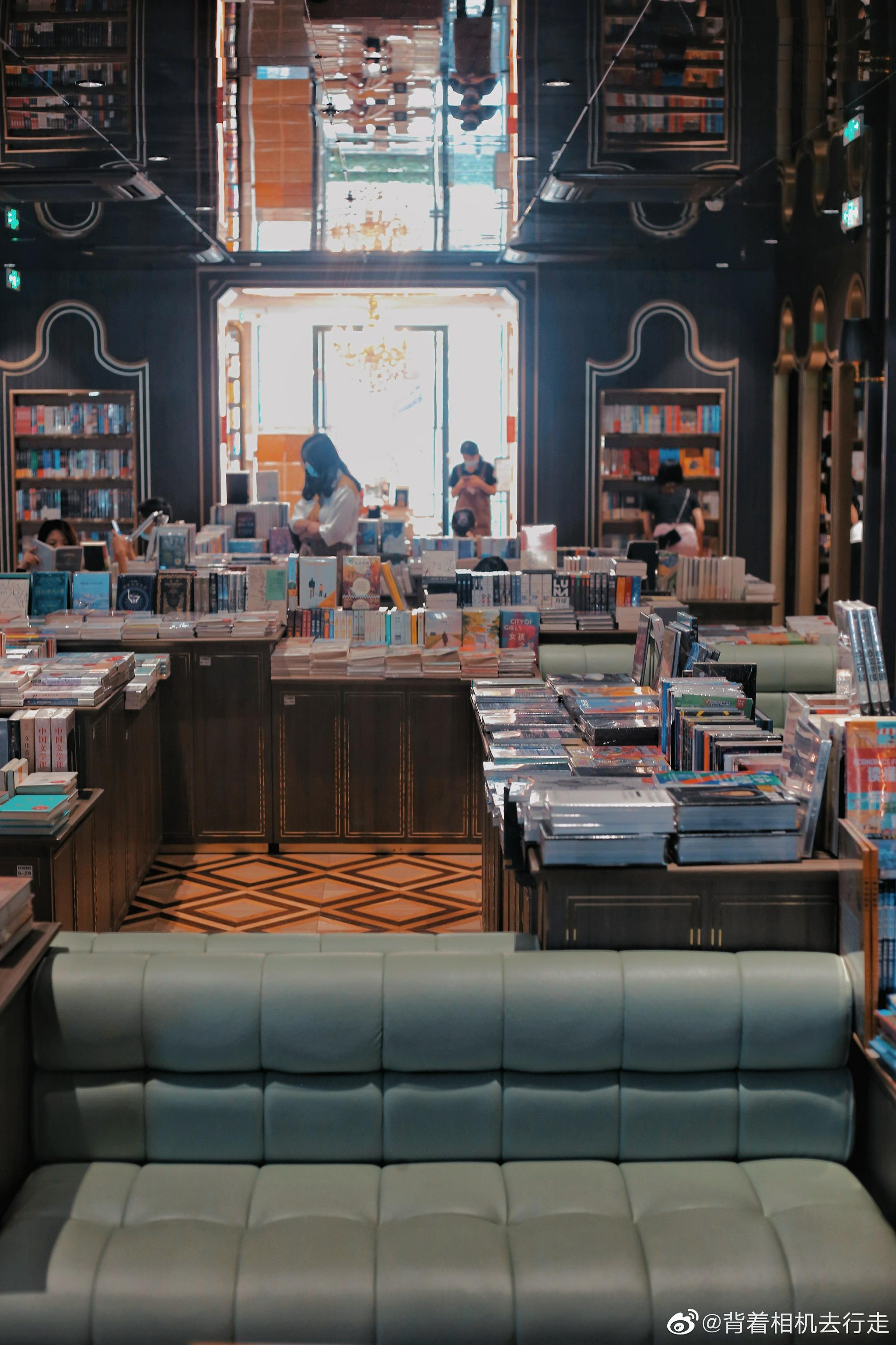 1 / 9 藏在百年老街里的梦幻书店·钟书阁@乐游广东 @中国广州发布