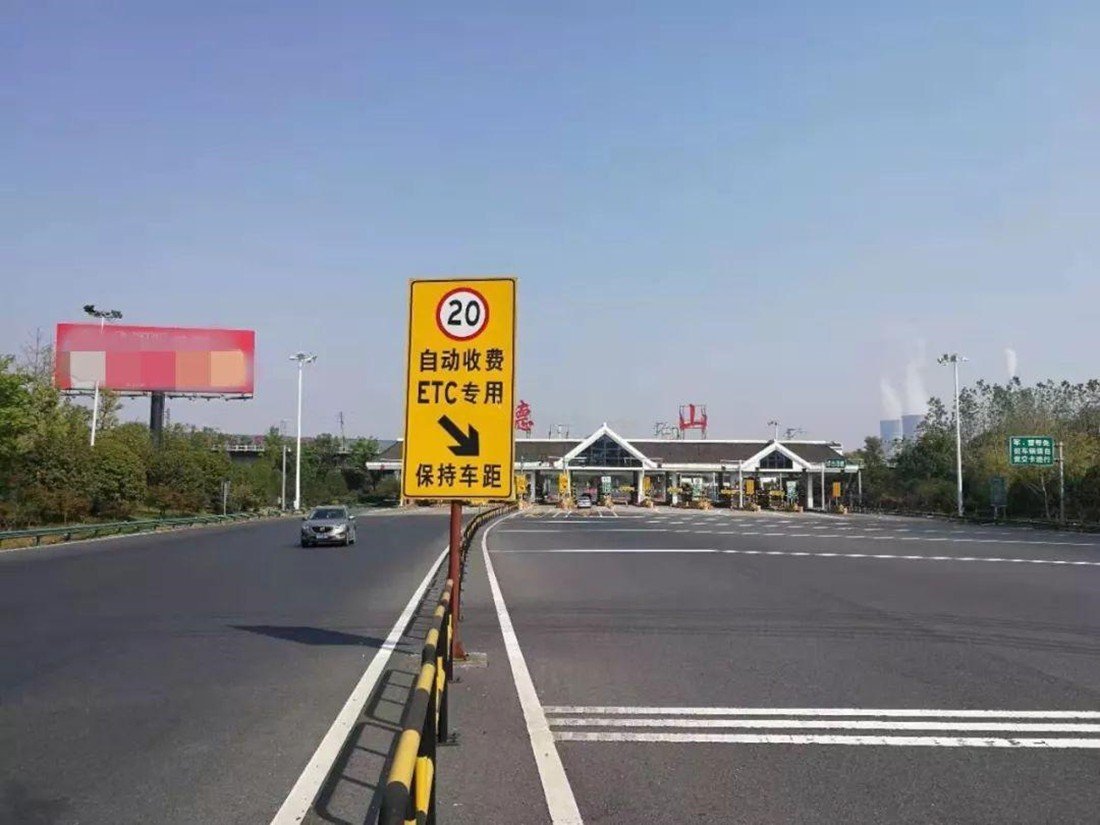 跑高速时,经常看到这种"车距确认线",到底有多大用处?