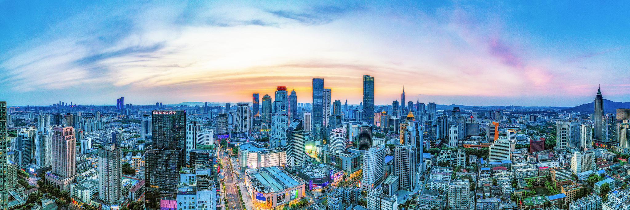 南京新街口,是南京的第一个cbd,也被誉为中华第一商圈