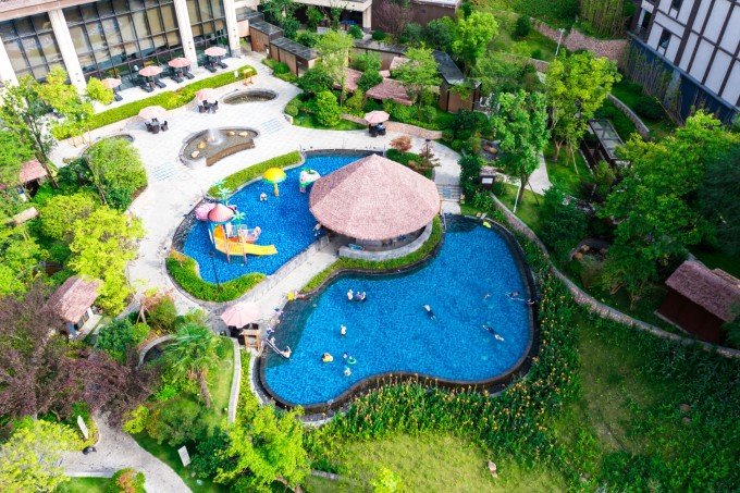 丹寨万达锦华温泉酒店临水而建,视野开阔,具有苗族特色的建筑,点缀着