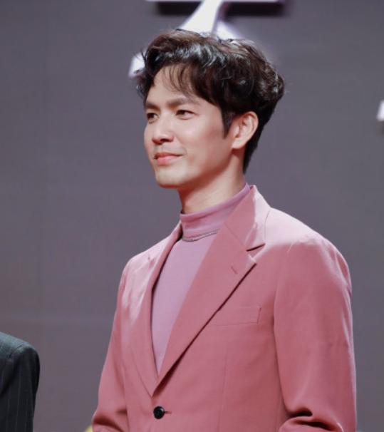 探班,小哇派保镖全程保护老婆好贴心|钟汉良|谢易桦|妻子_新浪新闻