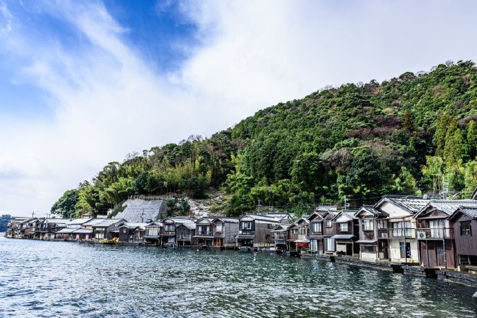 京都威尼斯 伊根 渔港小镇傍水而建 水上舟屋代代相传