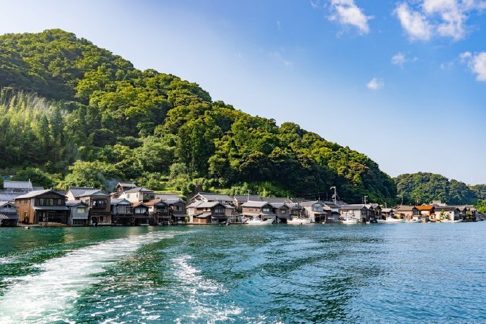 京都威尼斯 伊根 渔港小镇傍水而建 水上舟屋代代相传