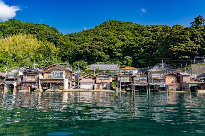 京都威尼斯 伊根 渔港小镇傍水而建 水上舟屋代代相传