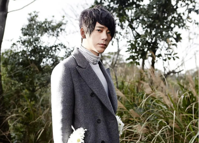 信去萧敬腾新店吃日料,遇地震先保护海胆一脸淡定,不见女友陪伴