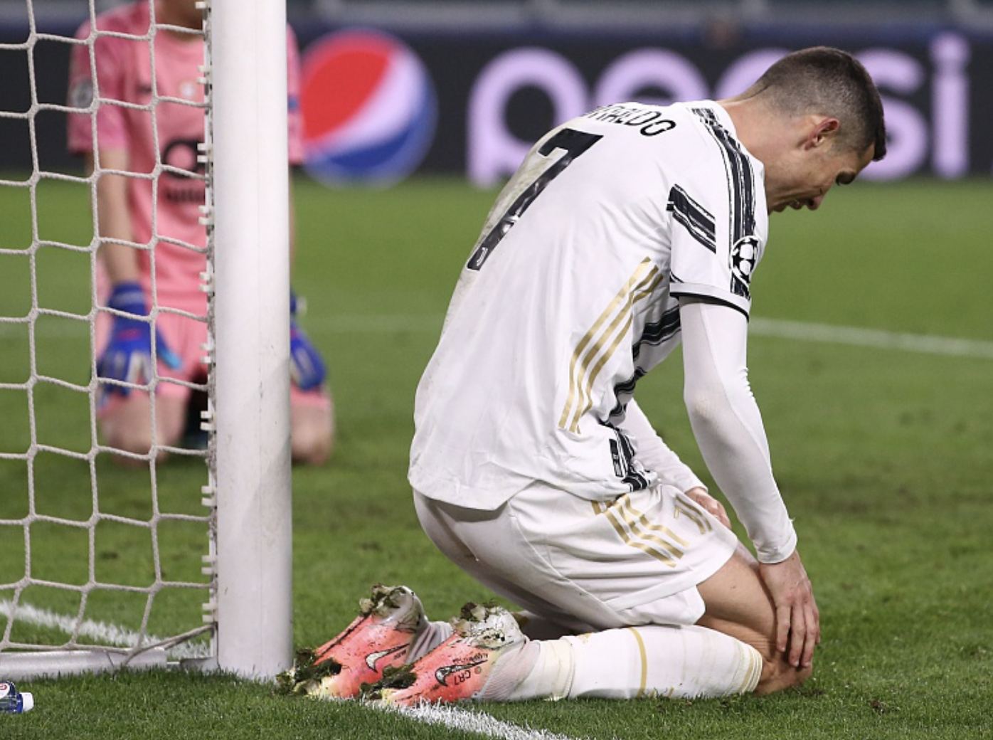 尤文出局罪人!c罗躲球遭千夫所指,一代巨星就此跌下神坛