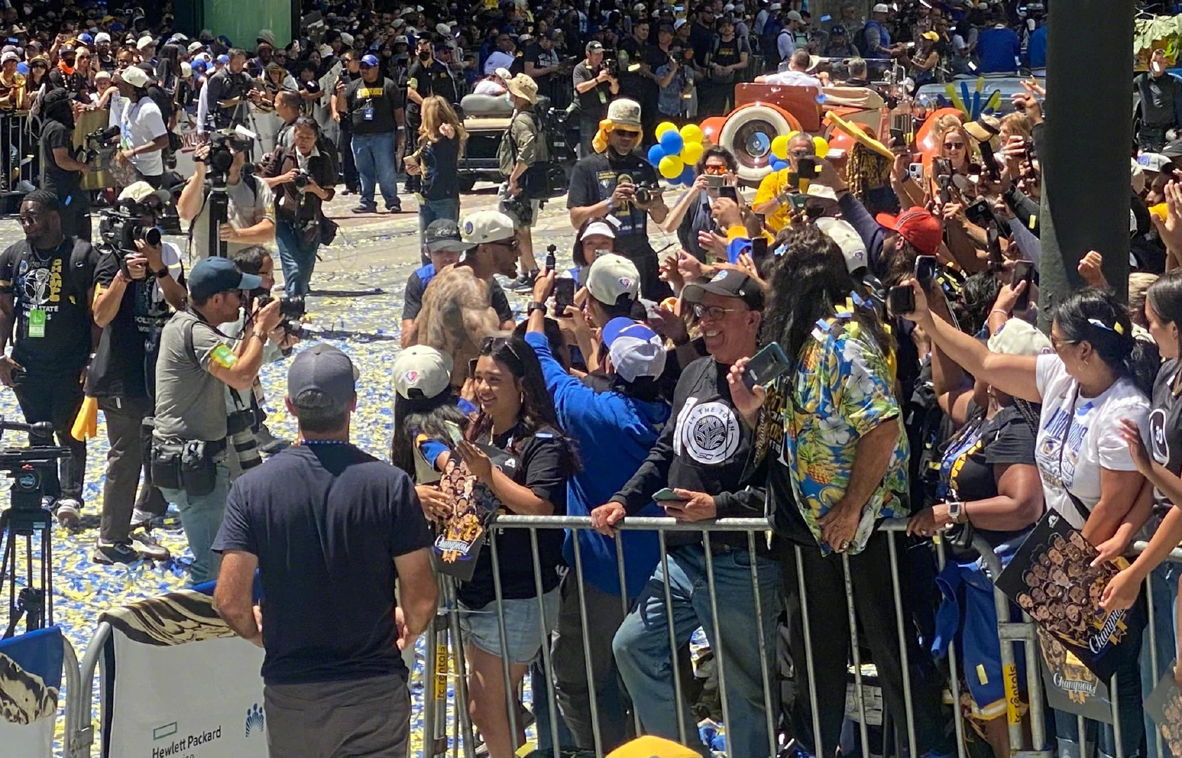 勇士主场迎战劲敌NBA比分胶着观众热血沸腾