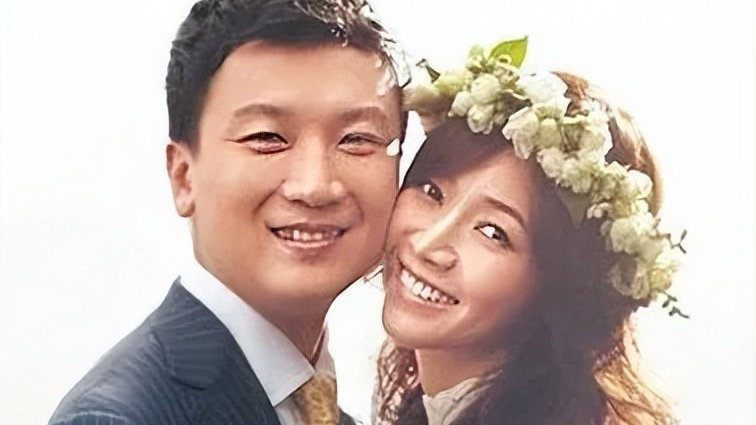 侯佩岑庆祝结婚11周年,晒玫瑰蛋糕和礼物,戴闪亮红钻优雅动人|黄伯俊|主播|老婆|夫妻_新浪新闻
