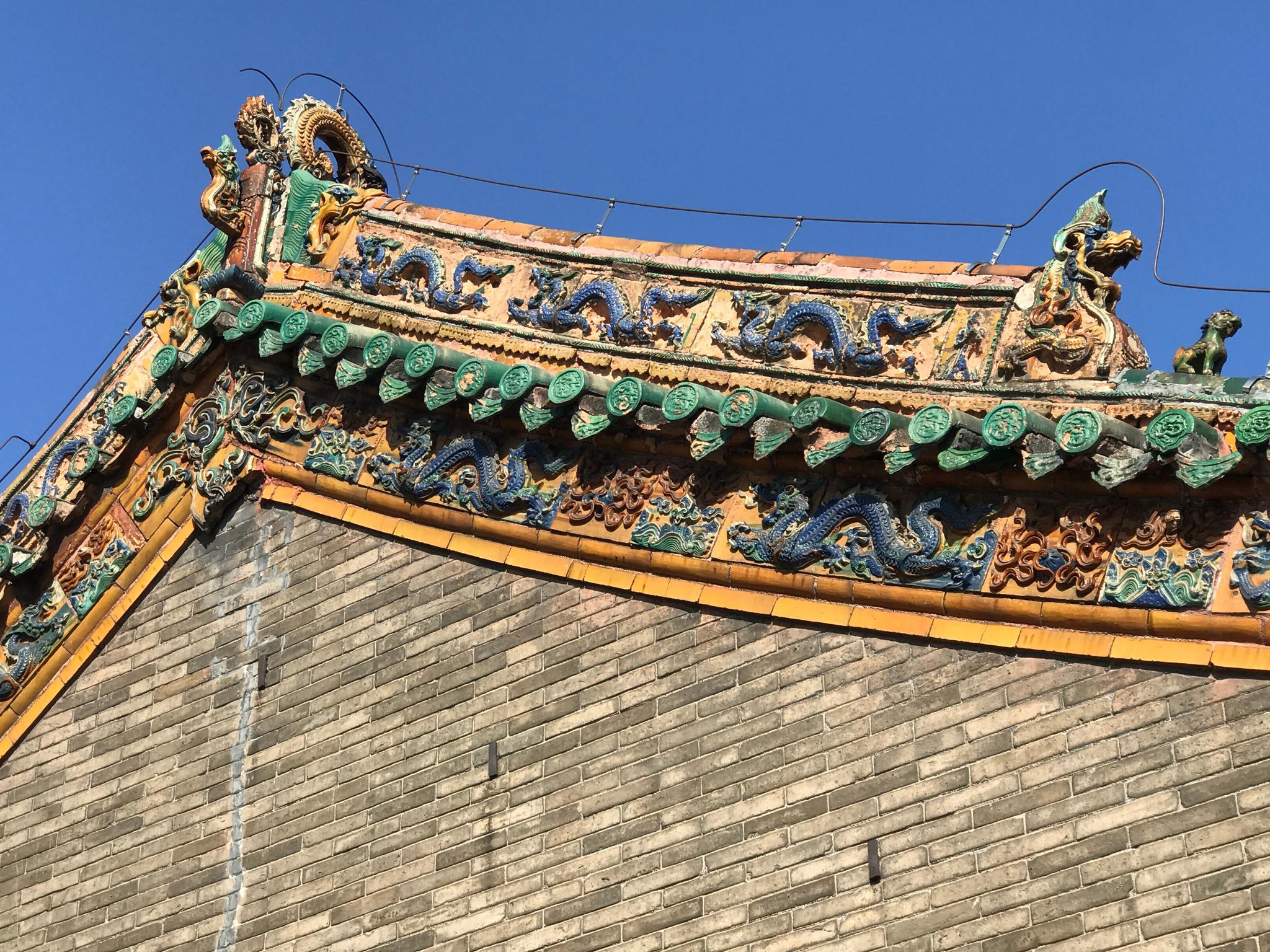 沈阳故宫 崇政殿及两侧左右翊门 的彩色琉璃 墀头和屋脊立兽(比单纯的