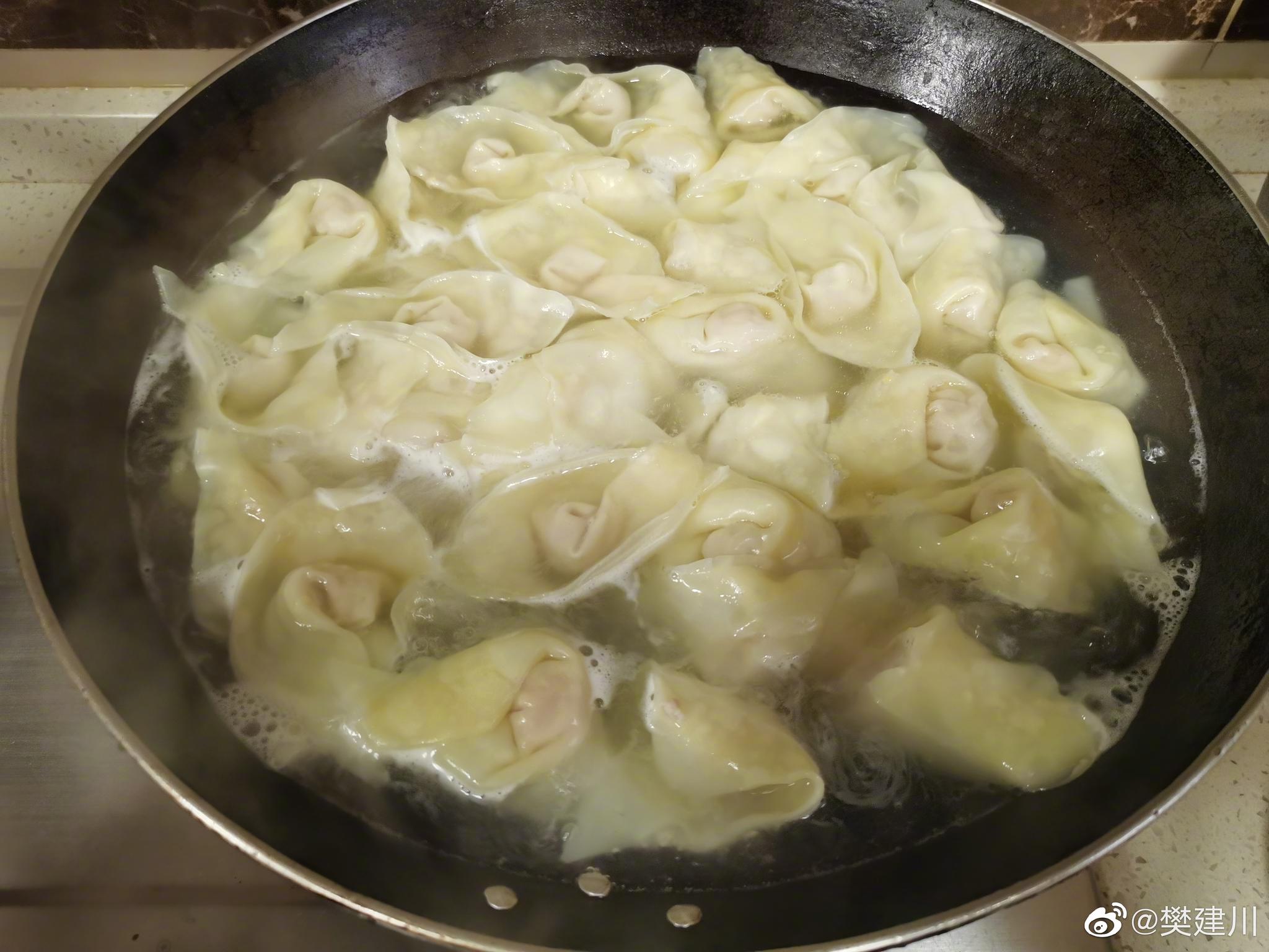 我下厨煮了五碗抄手,大家一边吃一边赞,整的我都不好意思了,结果