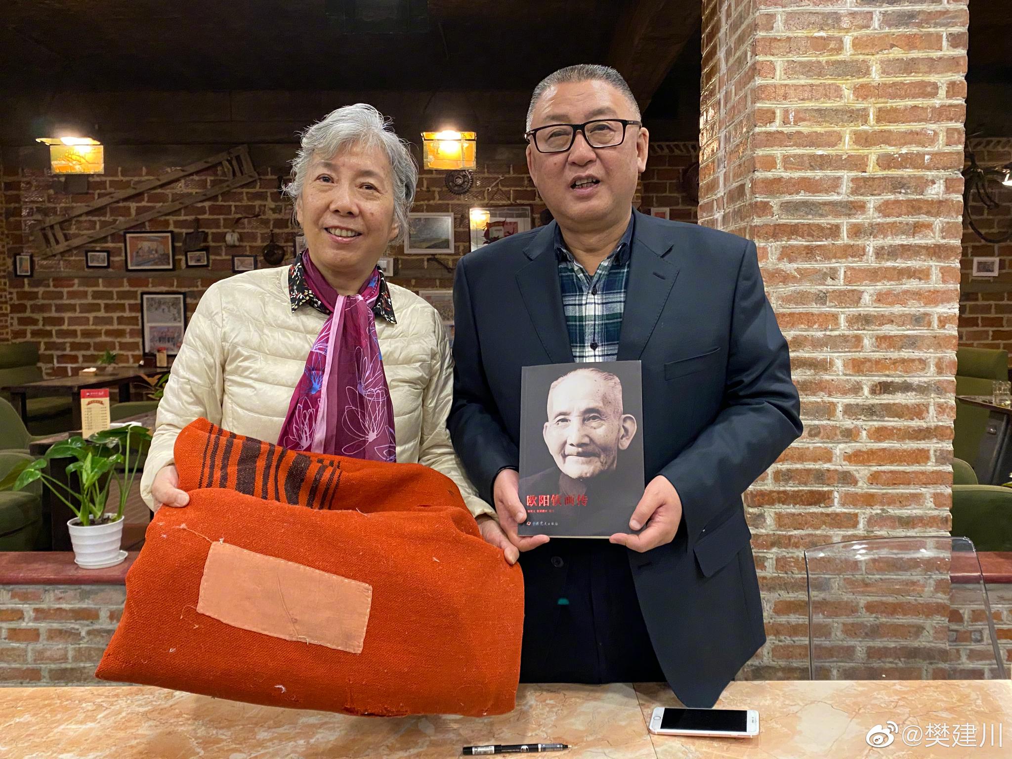 昨天,欧阳钦的女儿欧阳晓光大姐,将这床珍贵的毛毯捐赠我馆.  6