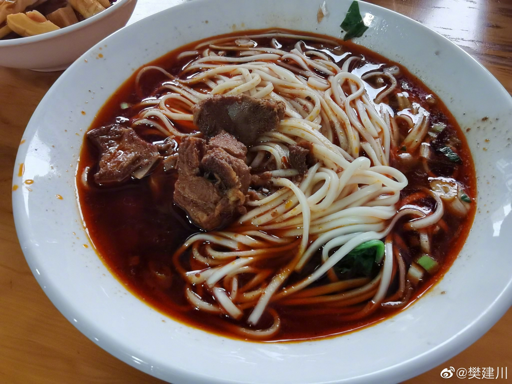 镇长荣誉进城开会一碗排骨面12元瞄一眼只有三砣排骨