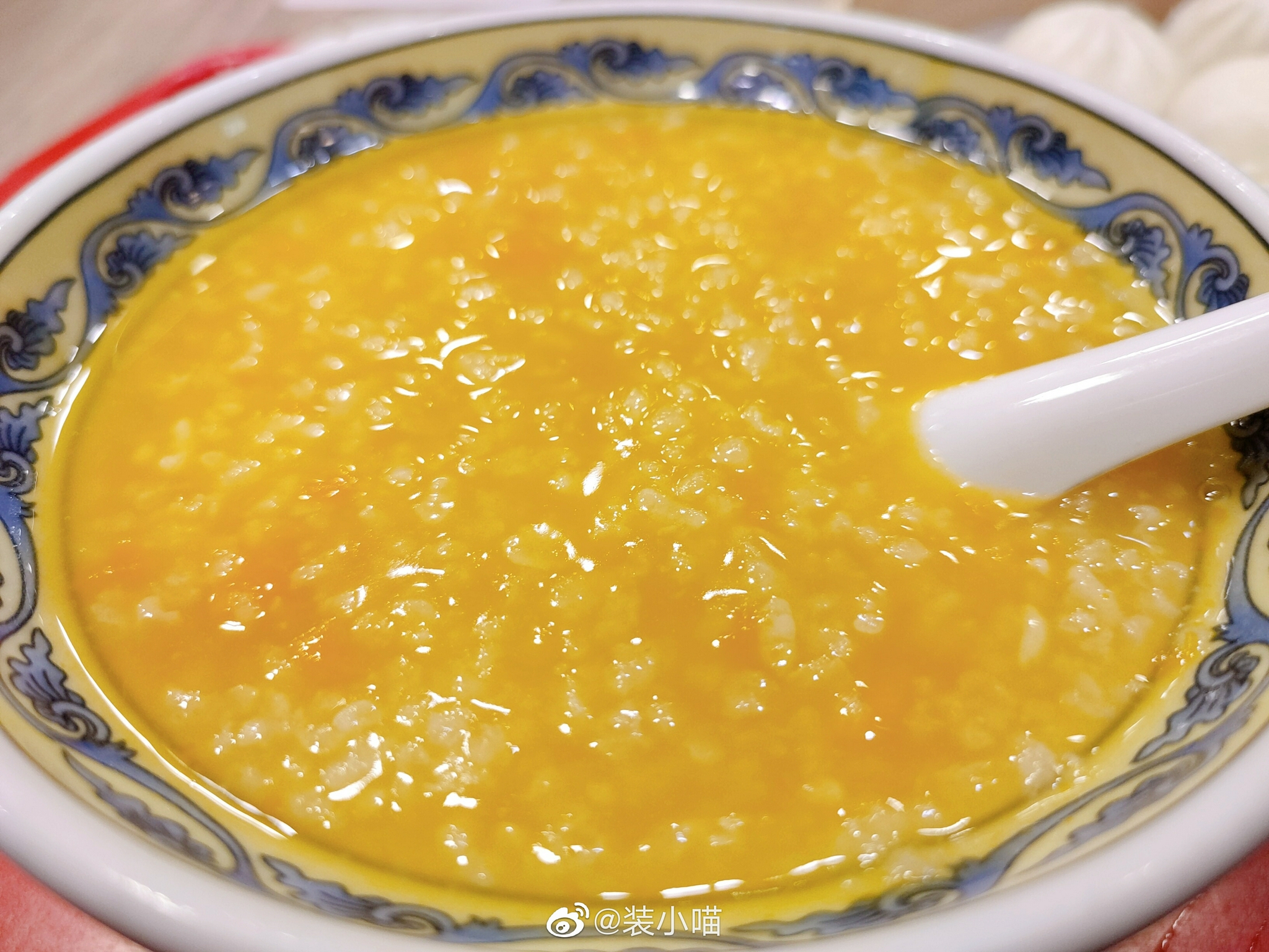 今日早餐:南瓜粥 小笼包 咸菜.