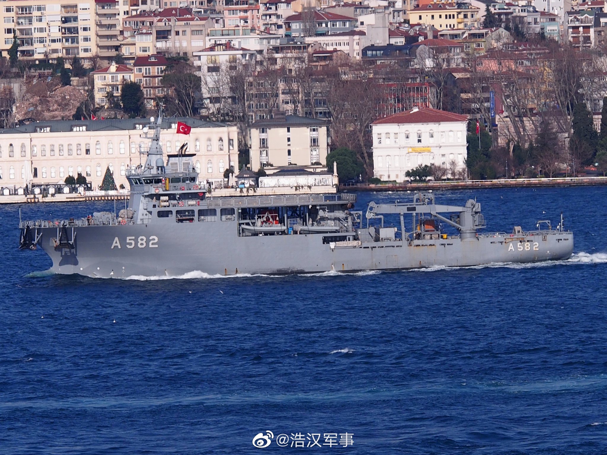土耳其海军潜艇支援舰a582过博斯普鲁斯海峡_高清图集_新浪网
