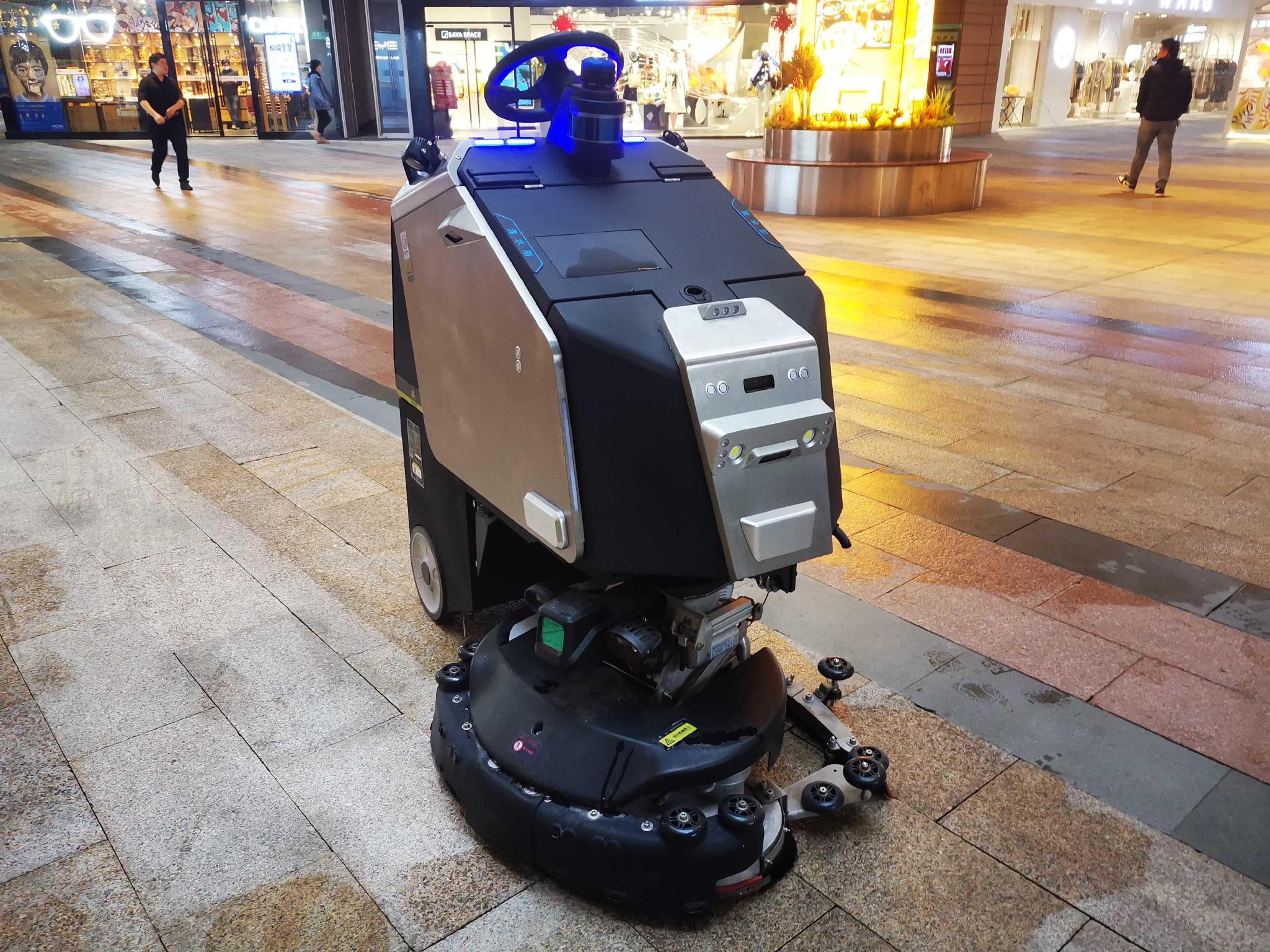 上海一清扫机器人上岗可自动充电加水来去自如