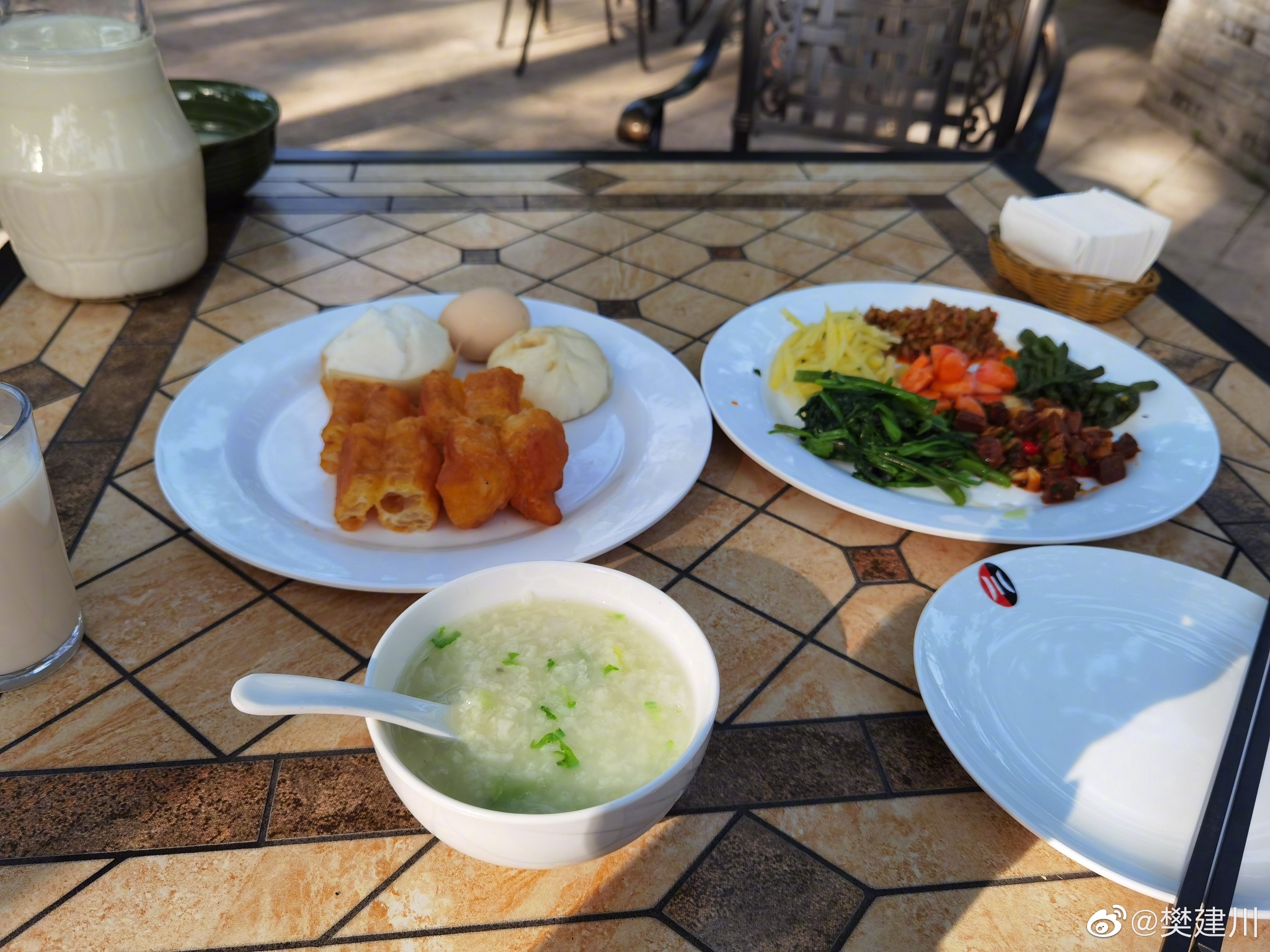 住在建川民宿早餐就在龙门阵餐厅这个天气