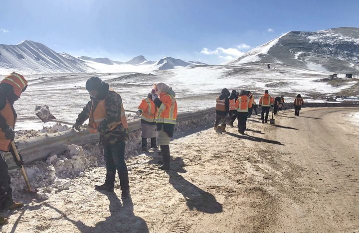 青藏公路最高点,他们这样守护"天路"
