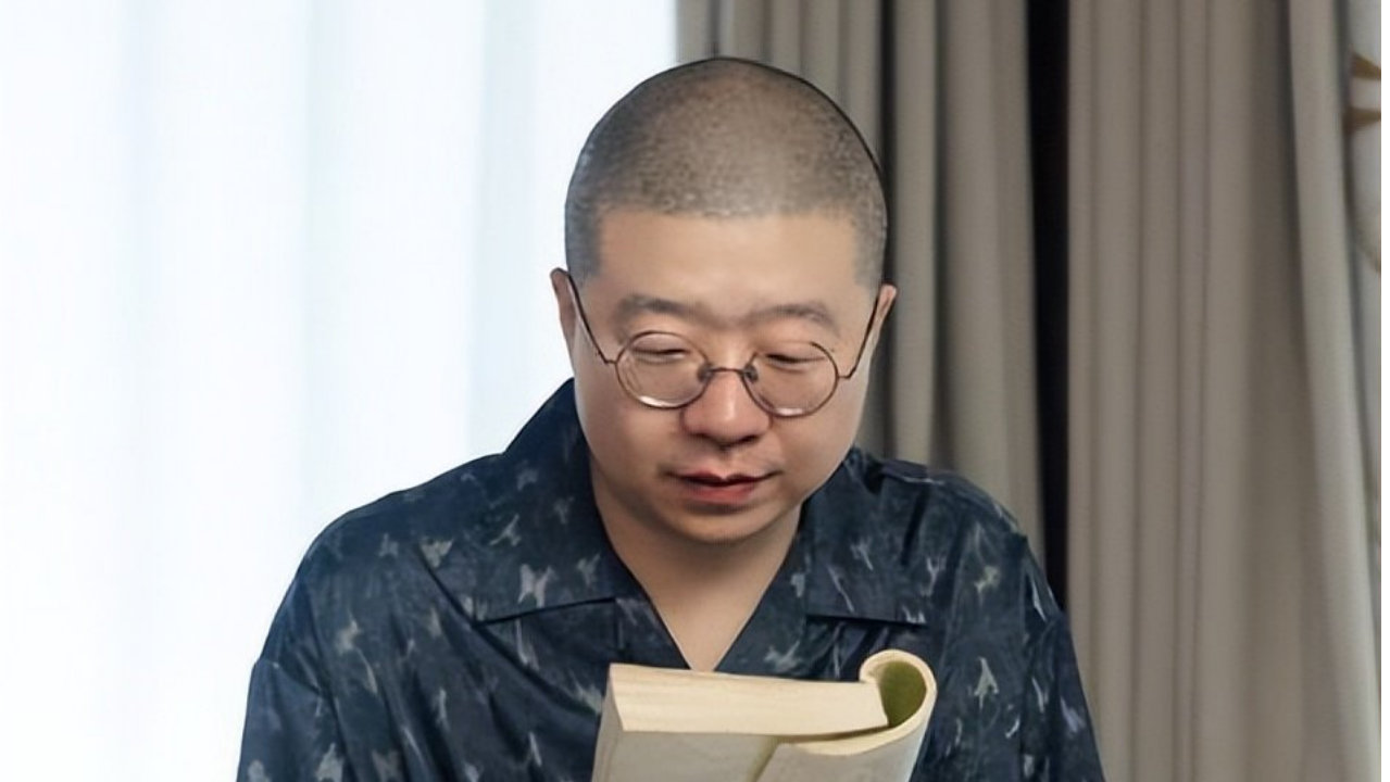 李诞：年纪大才叫成熟吗，把自己限定为喜欢大叔，就是不够成熟|李诞|大叔|年纪_新浪新闻