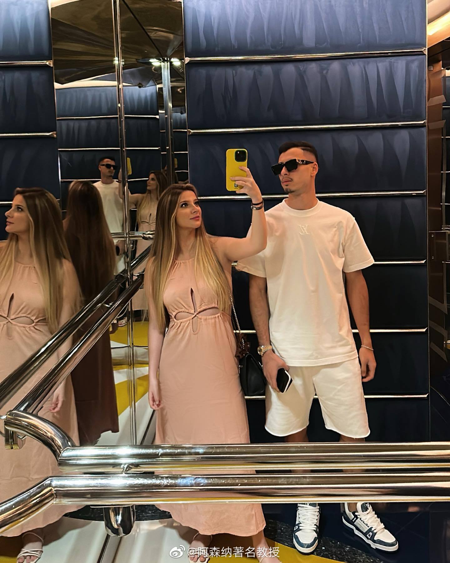 马丁内利女友晒照