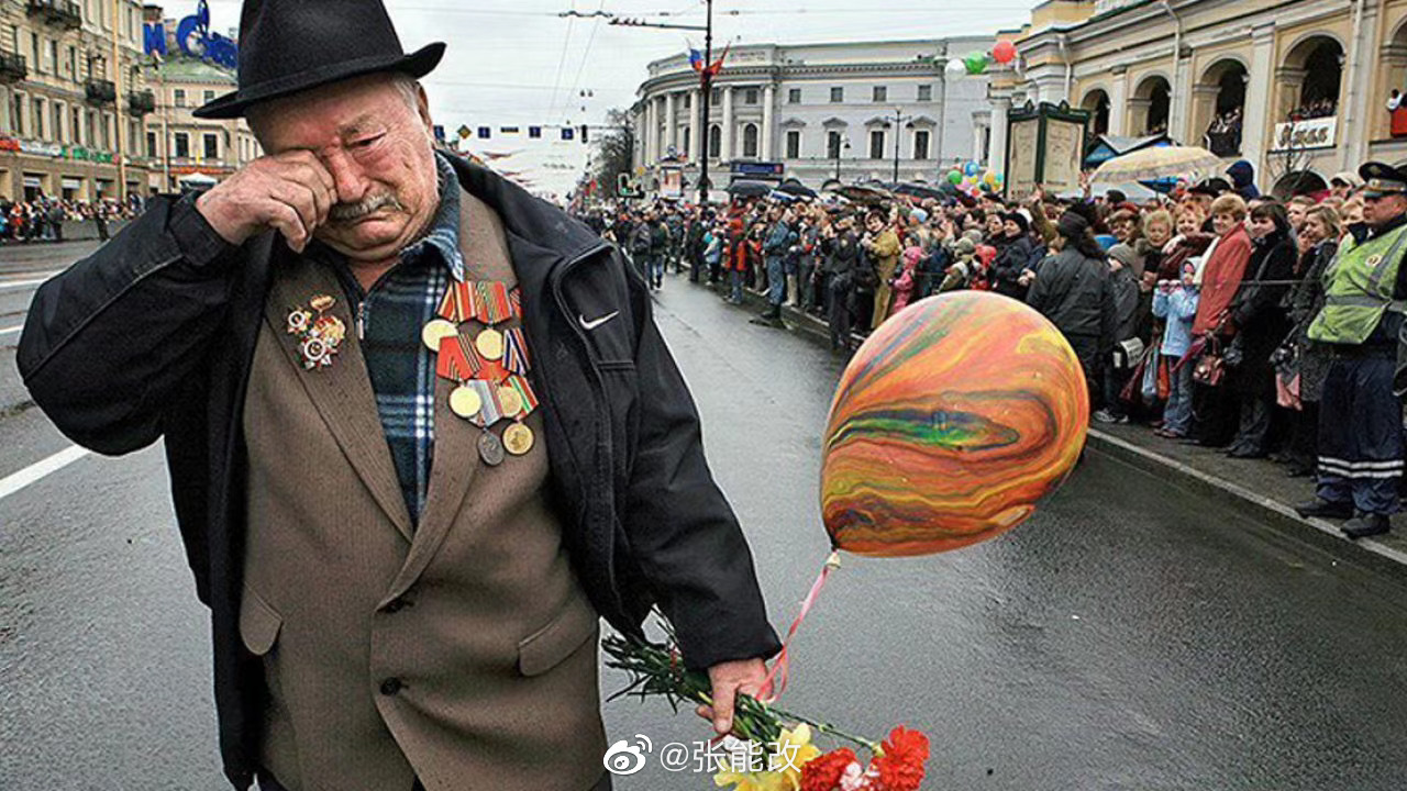 一个胸前挂满勋章,拄着拐杖的苏联老兵,走在莫斯科的大街上_高清图集