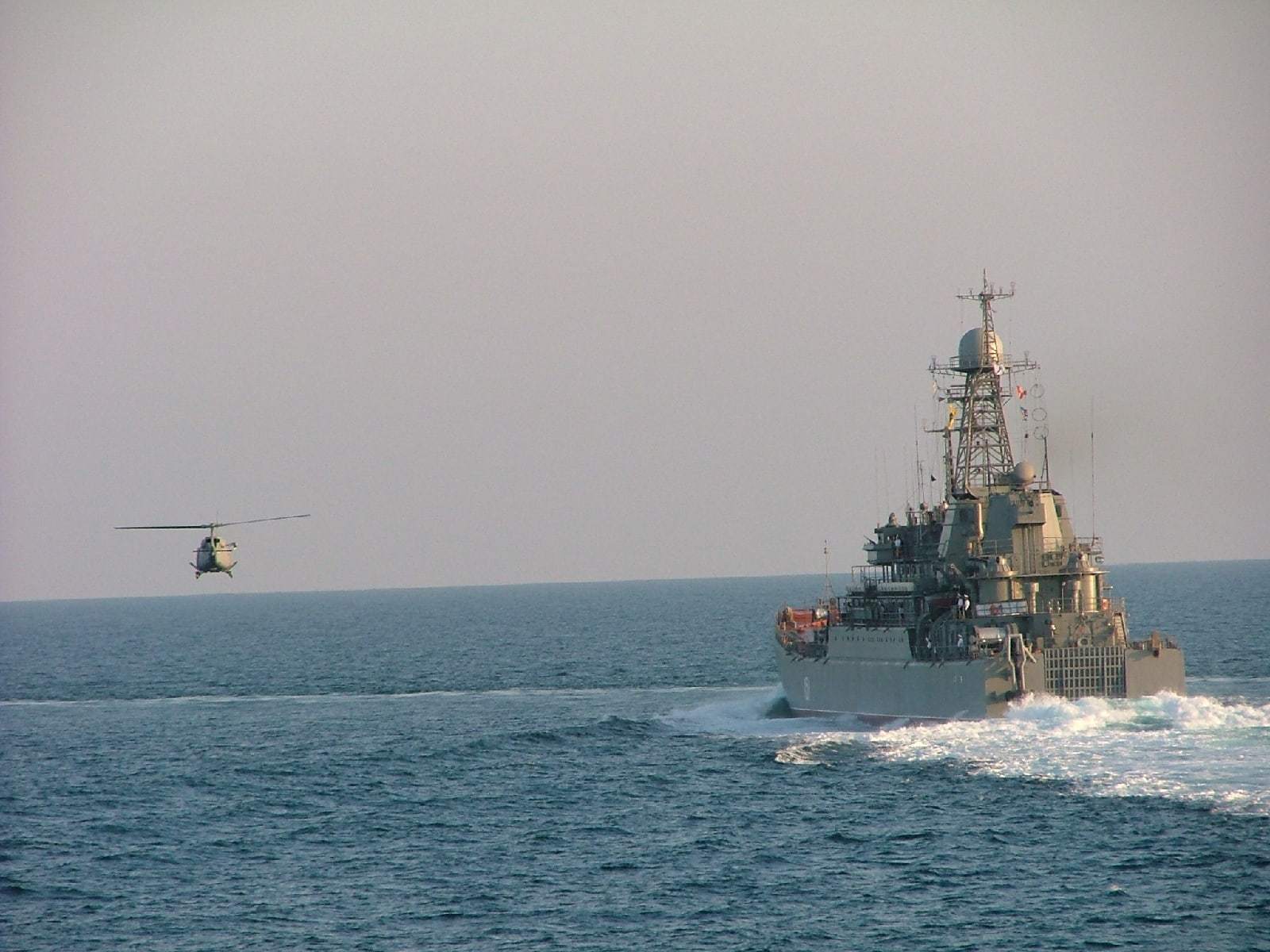 俄国海军775型登陆舰各时期演习的照片_高清图集_新浪网