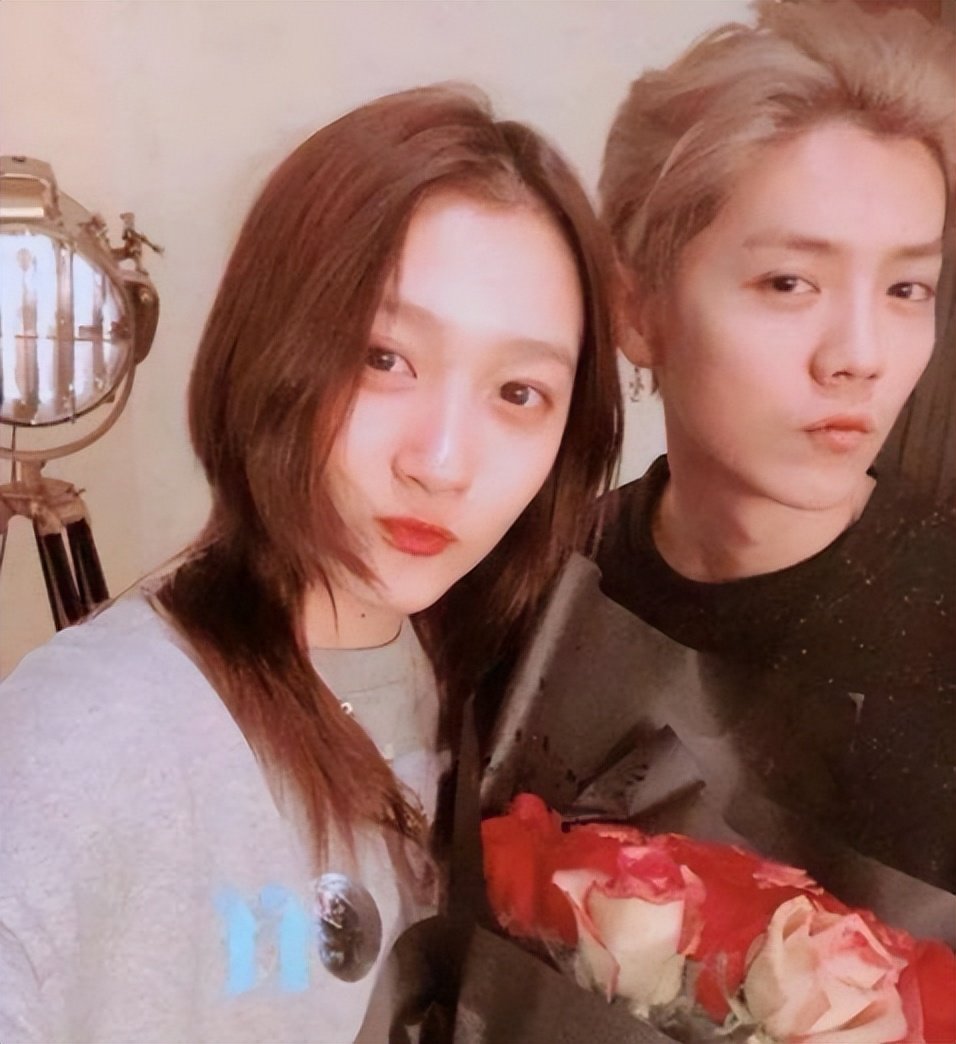 两人穿情侣装超甜蜜,手里拎着大包小包|关晓彤|鹿晗|情侣装_新浪新闻