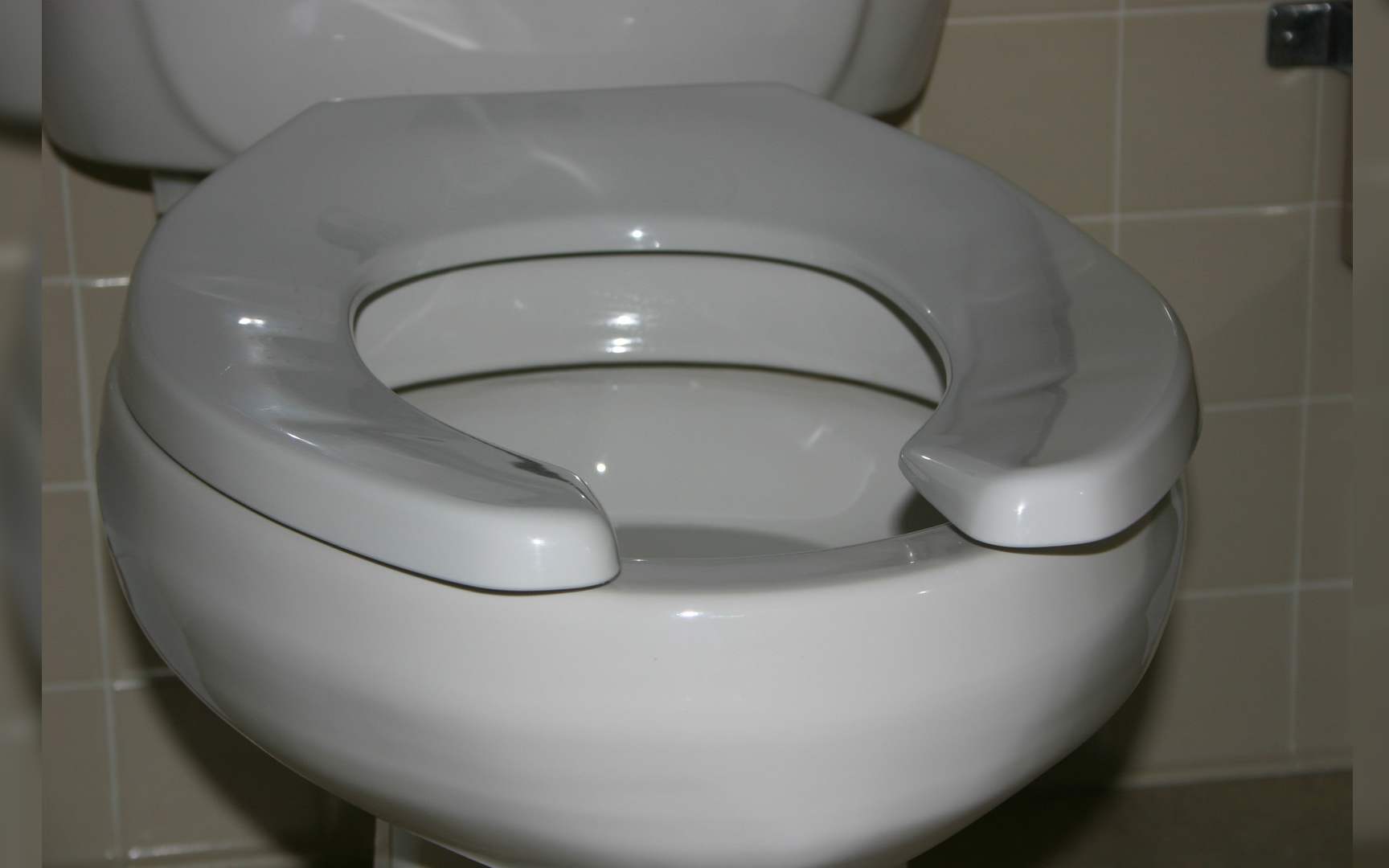 为什么美国的女厕所,马桶前会有一个缺口?